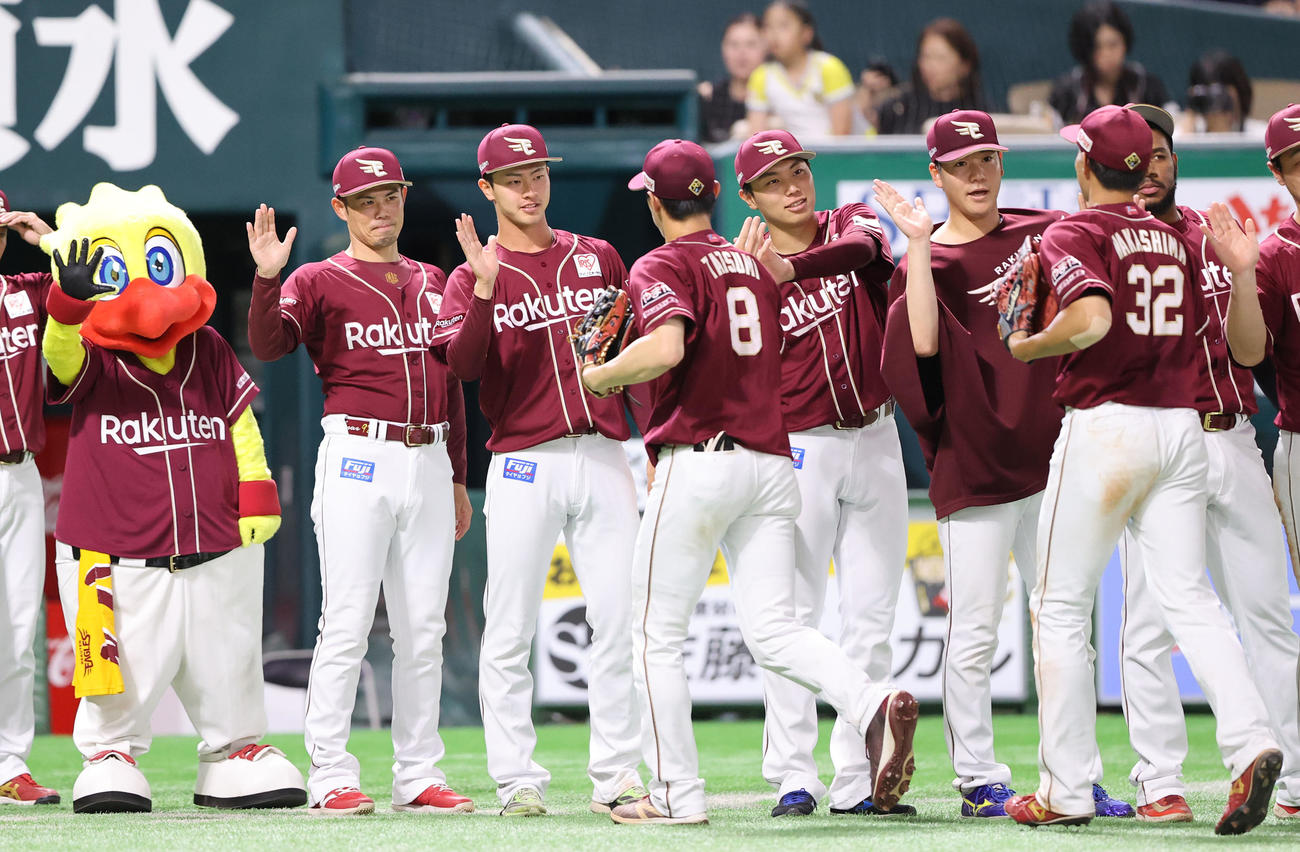 ソフトバンク対楽天　勝利投手となった古謝は今江監督とナインを出迎える（撮影・梅根麻紀）