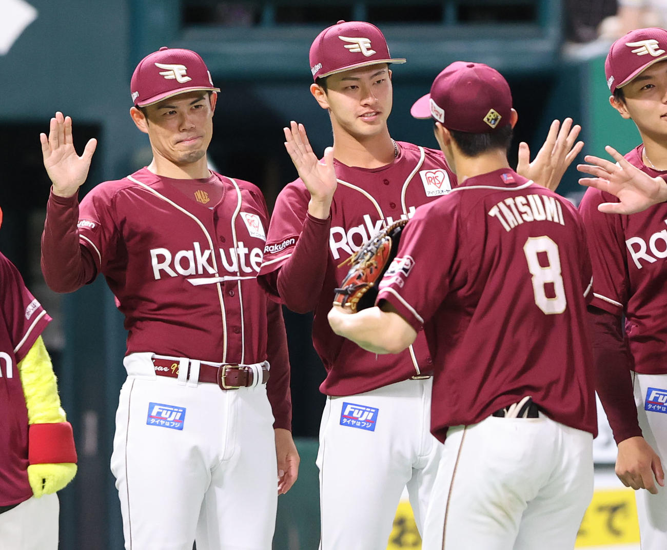 ソフトバンク対楽天　勝利投手となった古謝は今江監督とナインを出迎える（撮影・梅根麻紀）