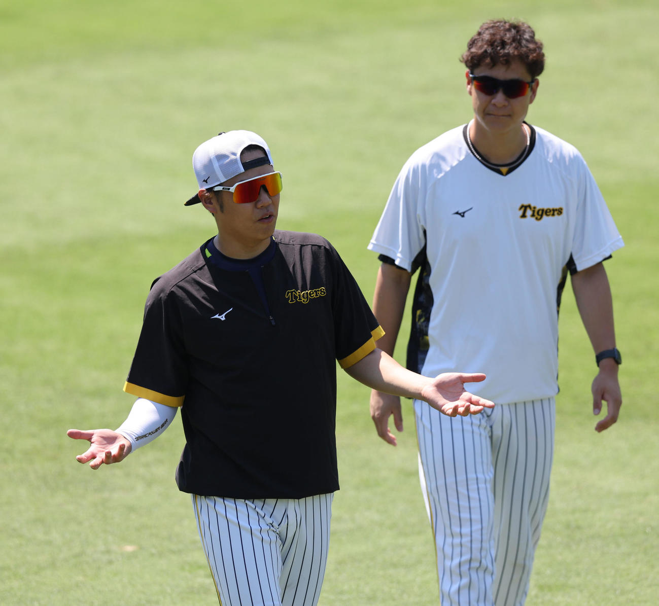 試合前に話し合う西勇（左）と大竹（撮影・宮崎幸一）