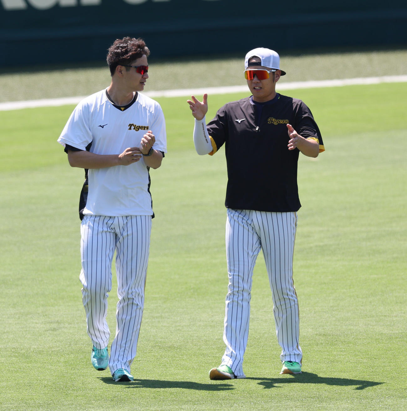 試合前に話し合う大竹（左）と西勇（撮影・宮崎幸一）