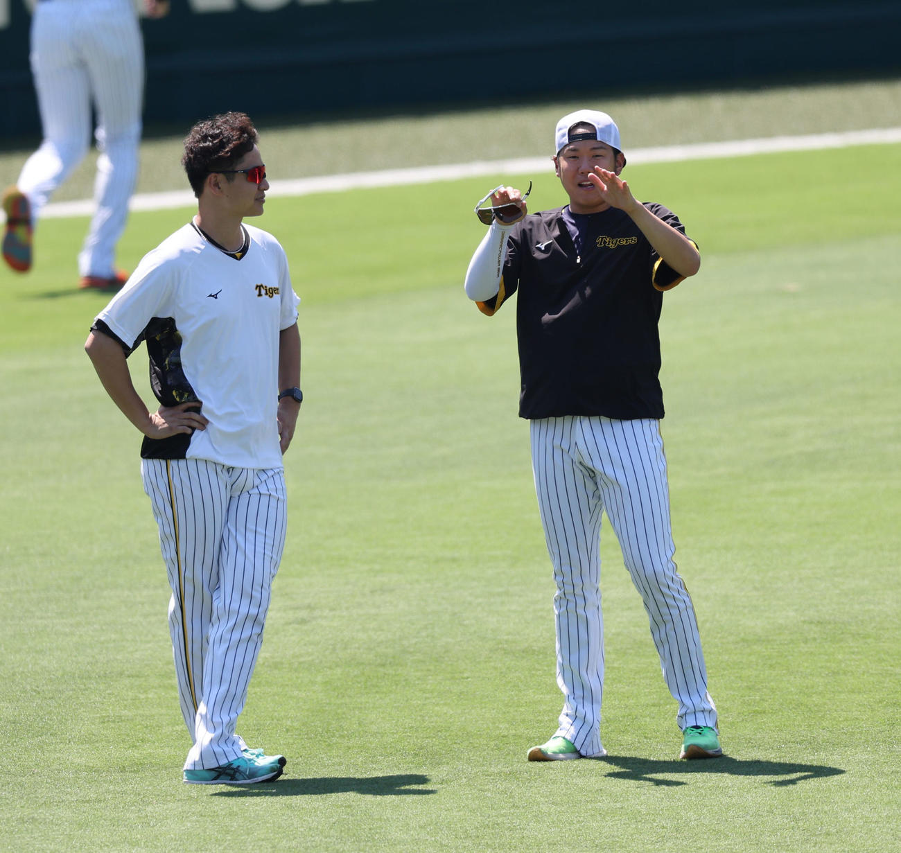 試合前に話し合う大竹（左）と西勇（撮影・宮崎幸一）