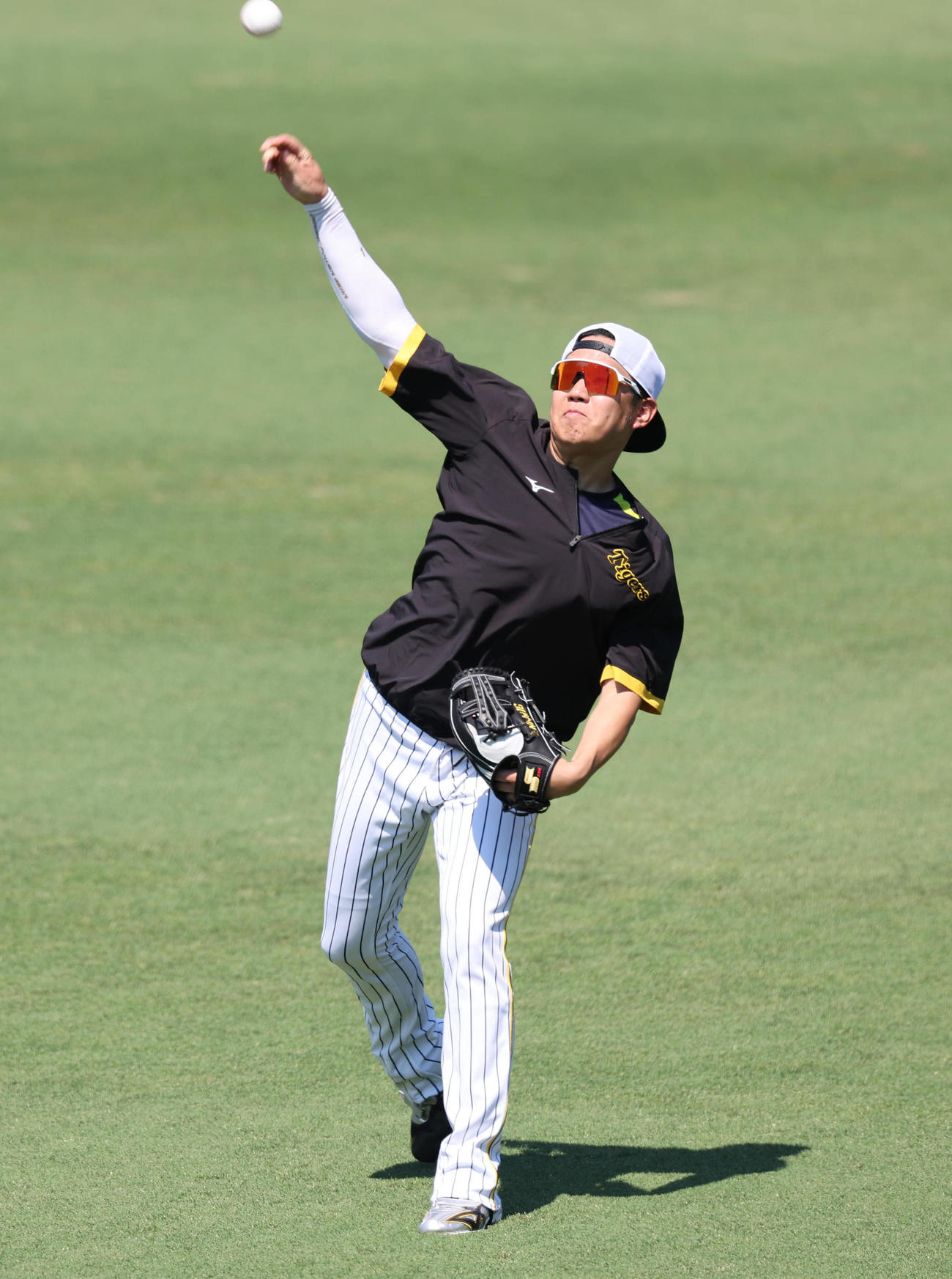 阪神対DeNA　キャッチボールする西勇（撮影・宮崎幸一）