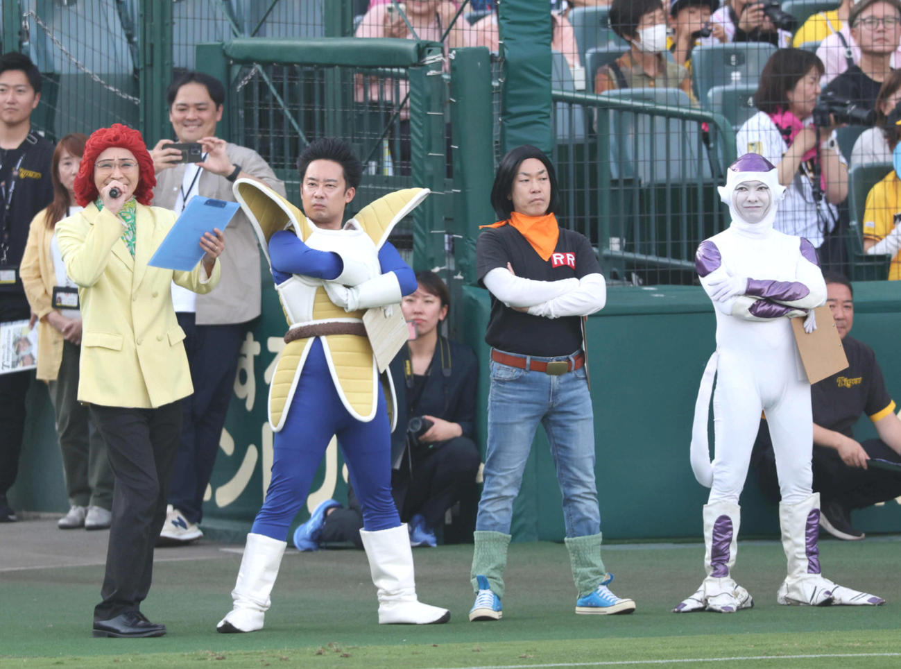 阪神対DeNA　スタメン発表するドラゴンボール芸人（撮影・宮崎幸一）