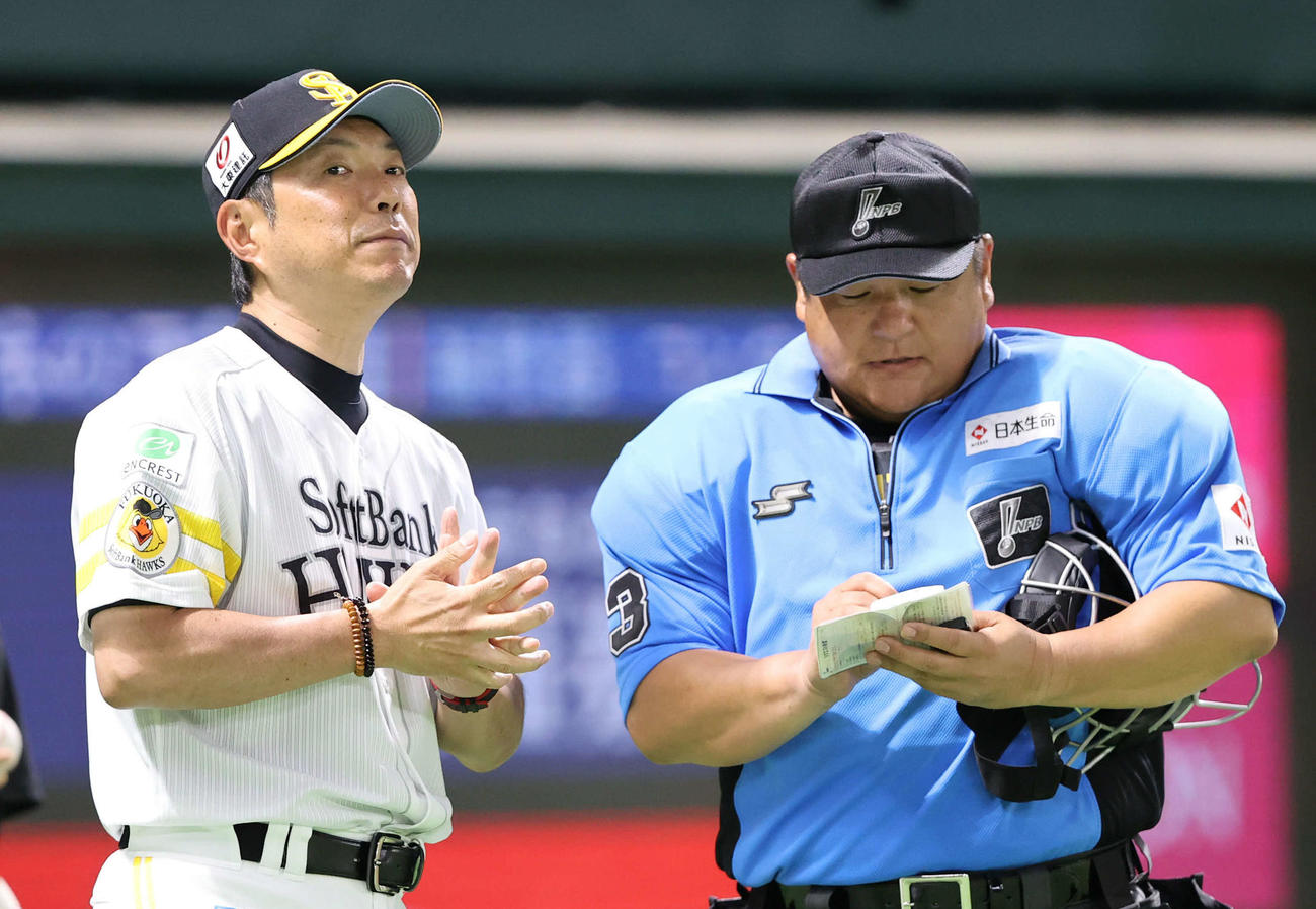 ソフトバンク対楽天　選手交代を告げる小久保監督（撮影・梅根麻紀）
