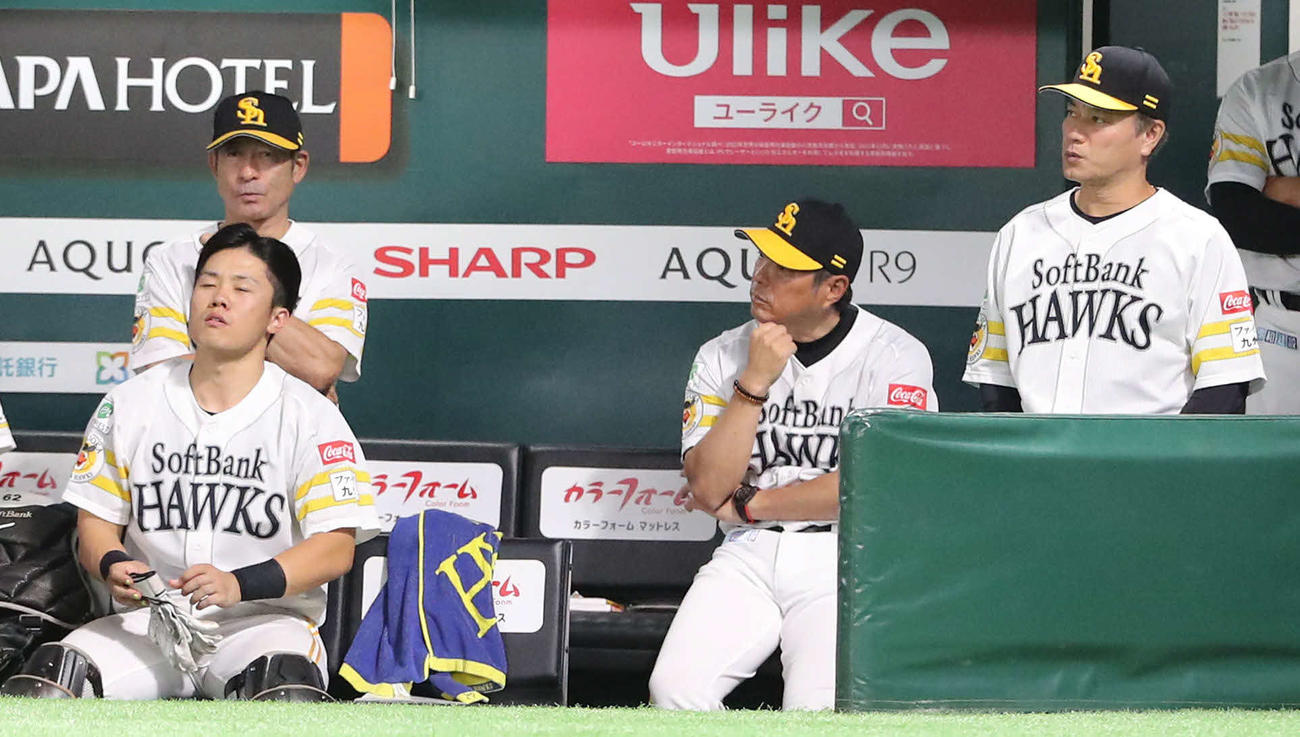 ソフトバンク対楽天　6回首をかしげる小久保監督（右から2人目）ら（撮影・鬼束羽瑠菜）