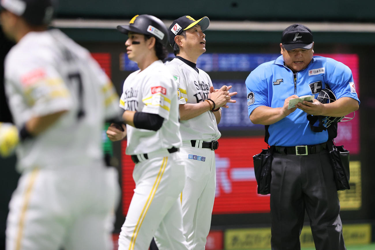 ソフトバンク対楽天　審判に投手交代を告げる小久保監督（撮影・梅根麻紀）