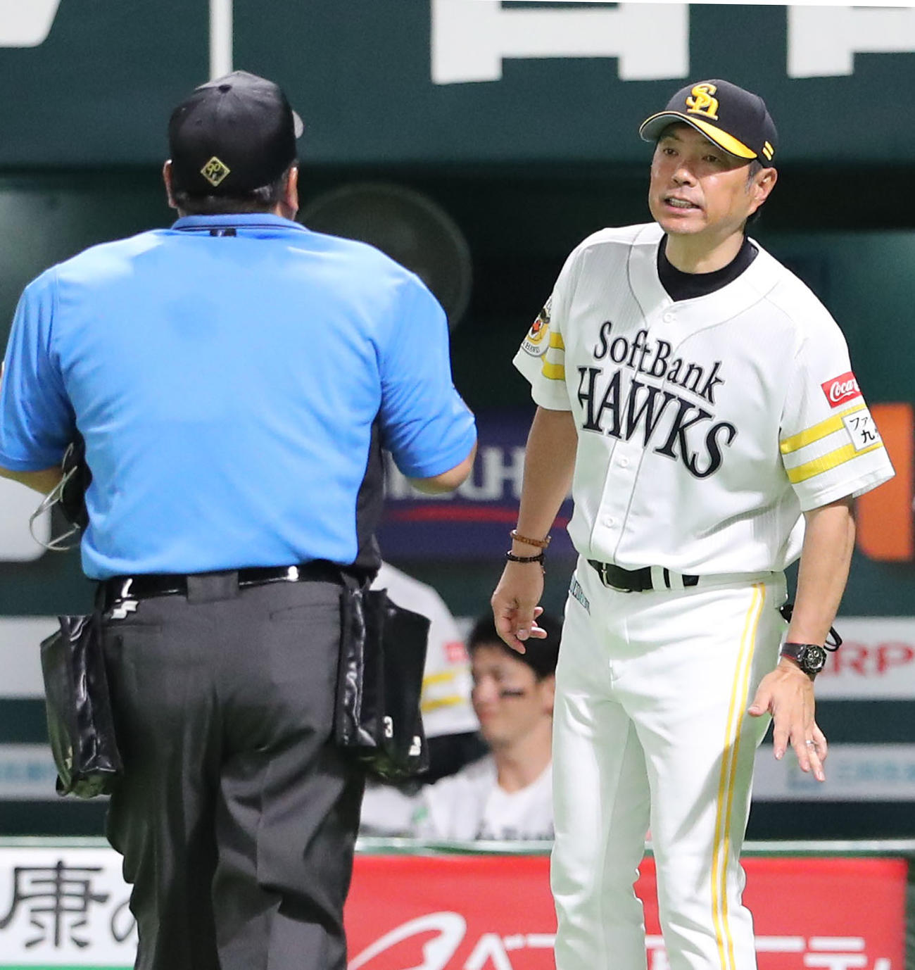 ソフトバンク対楽天　審判に投手交代を告げる小久保監督（撮影・鬼束羽瑠菜）