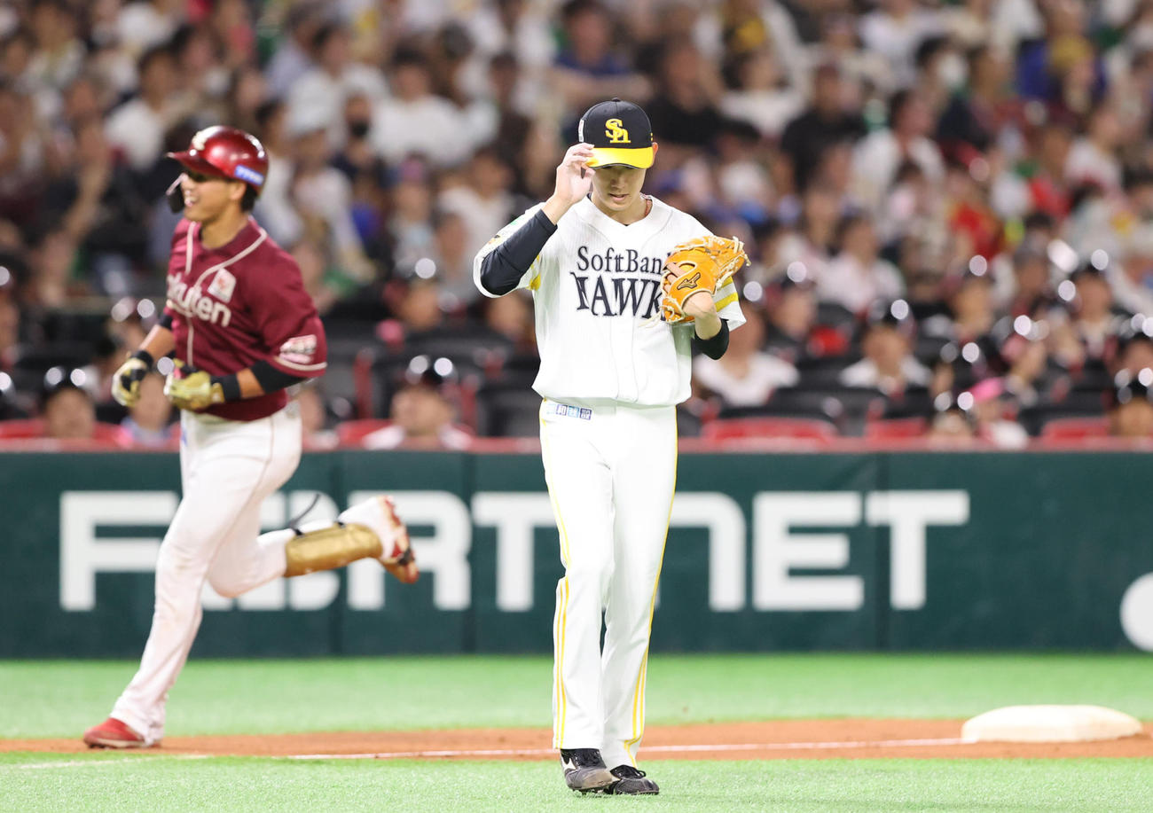 ソフトバンク対楽天　5回表楽天1死二塁、黒川に右中間に2点本塁打を浴びた大津亮介（撮影・梅根麻紀）