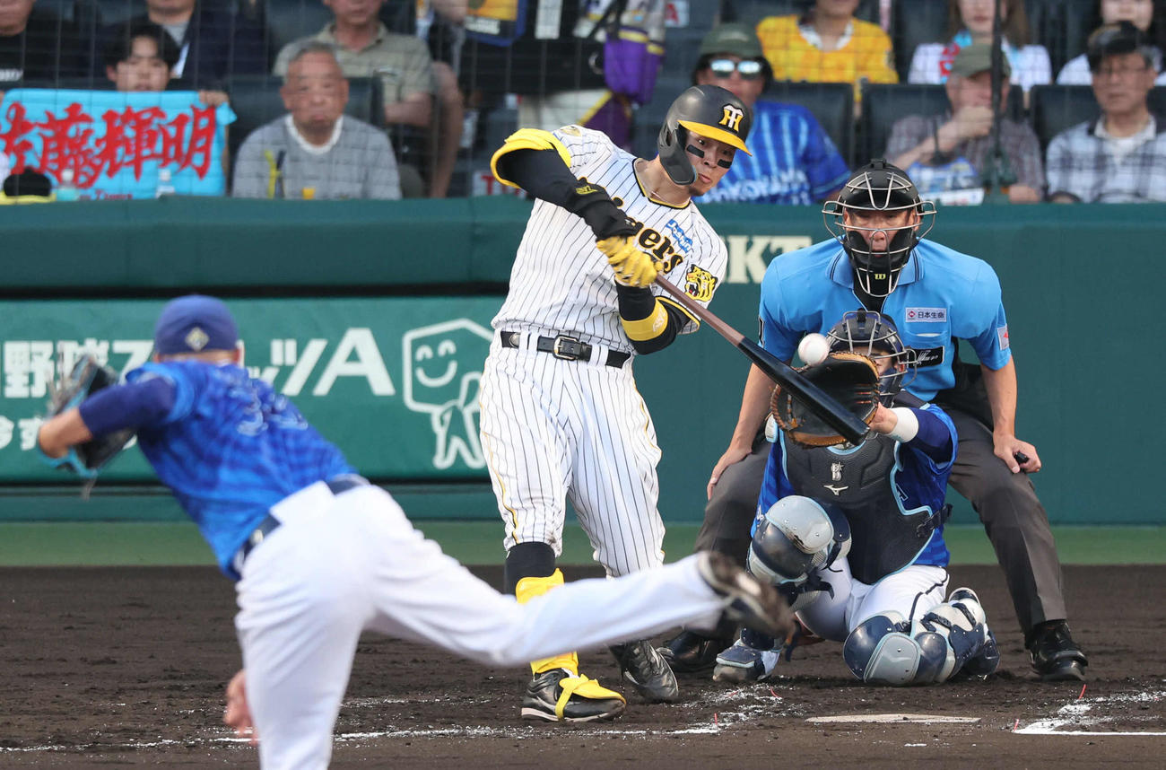 阪神対DeNA 2回裏1死、佐藤輝は左前打を放つ（撮影・宮崎幸一）