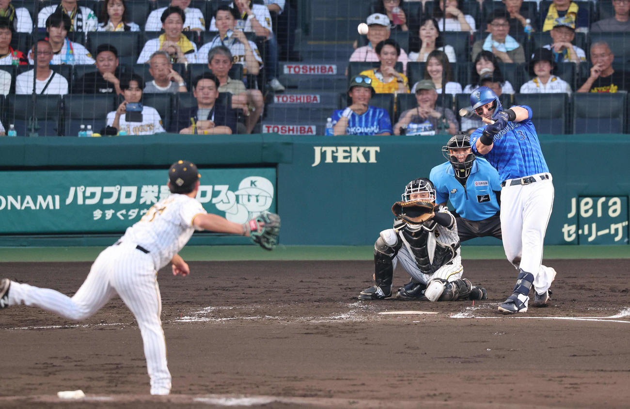 阪神対DeNA 4回表DeNA1死、オースティンは中越え先制本塁打を放つ（撮影・宮崎幸一）