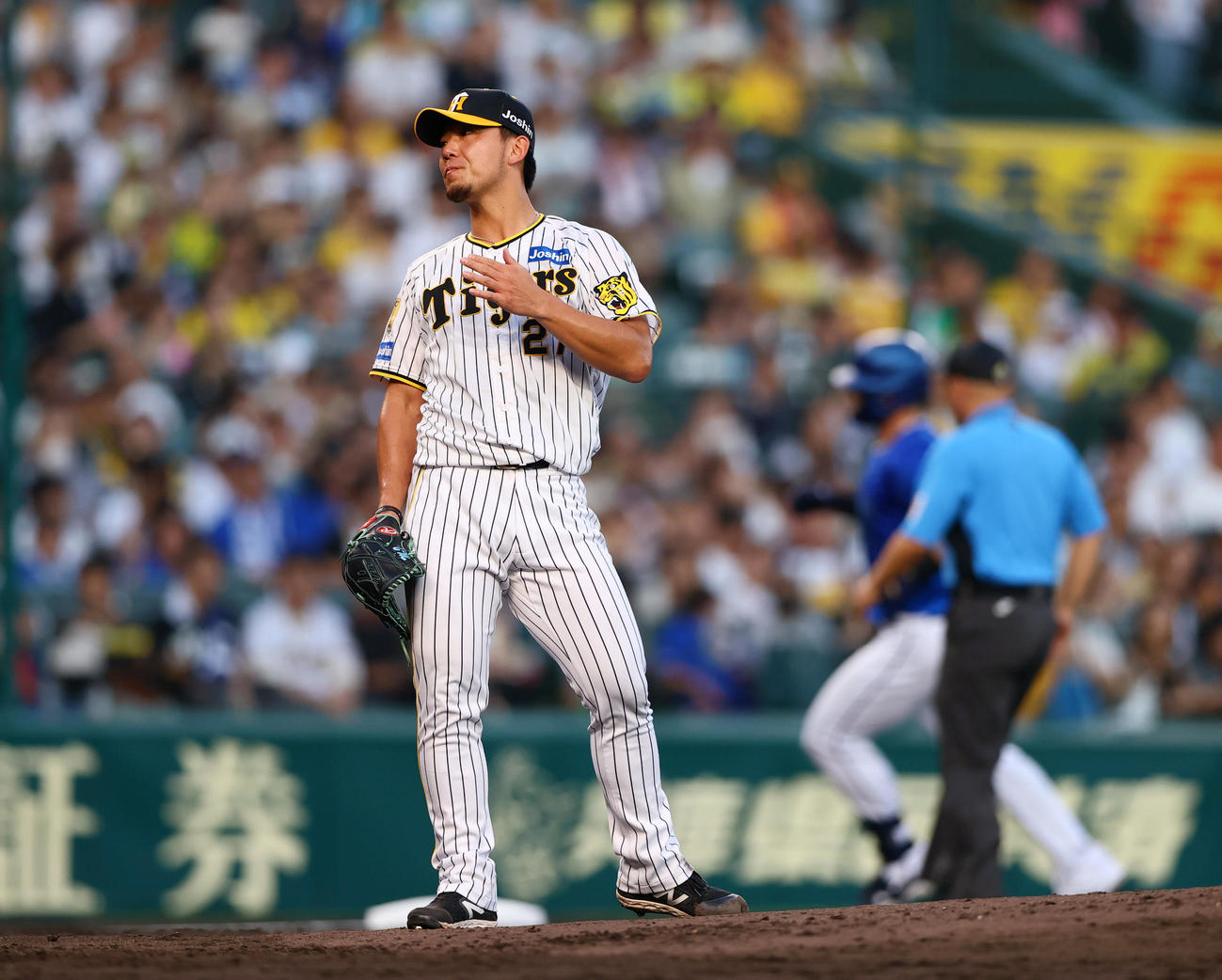 阪神対DeNA 4回表DeNA1死、伊藤将（手前）はオースティンに先制の中越え本塁打を被弾する（撮影・上山淳一）