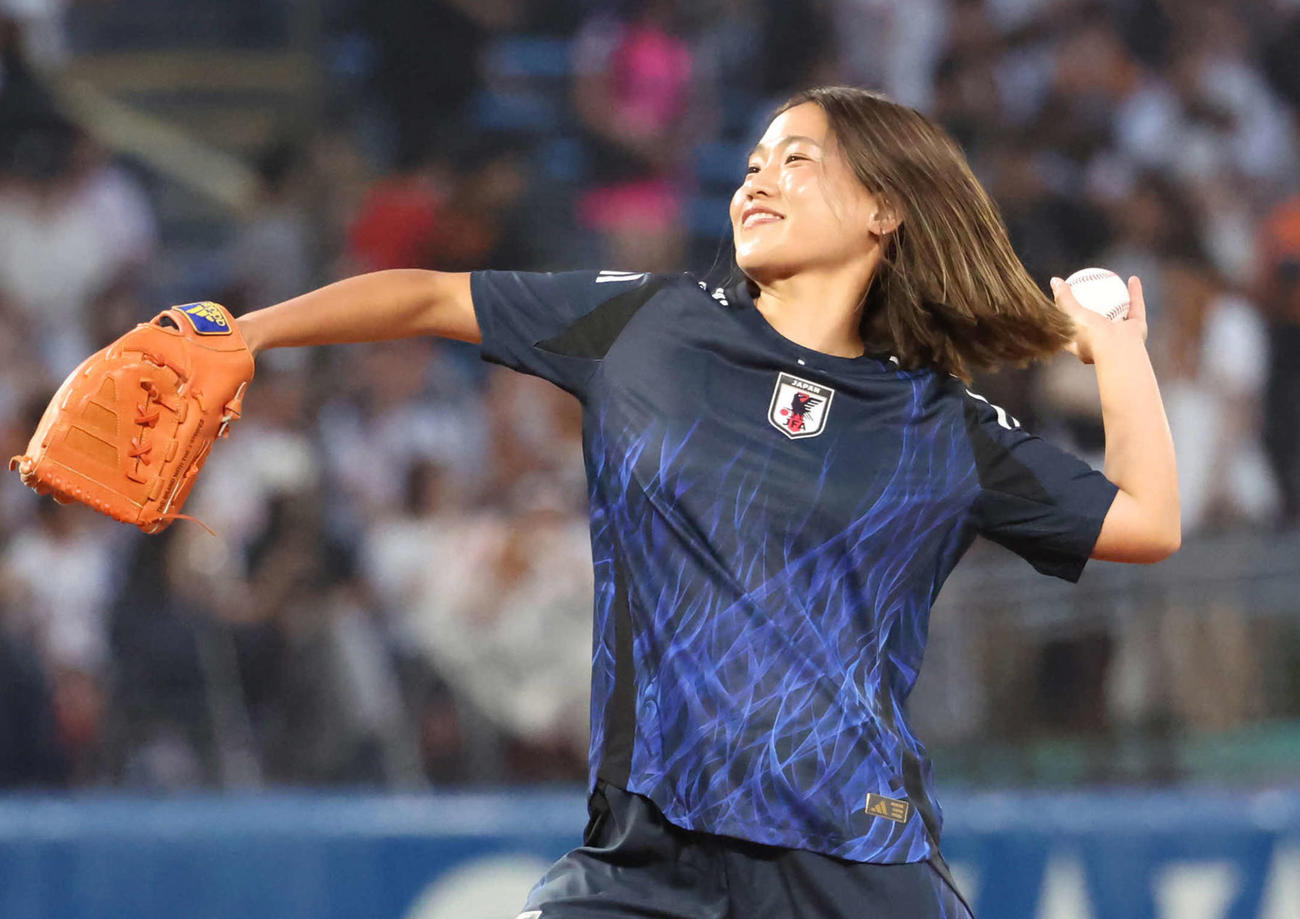 ファーストピッチセレモニーをするサッカー女子日本代表の長野風花（撮影・丹羽敏通）