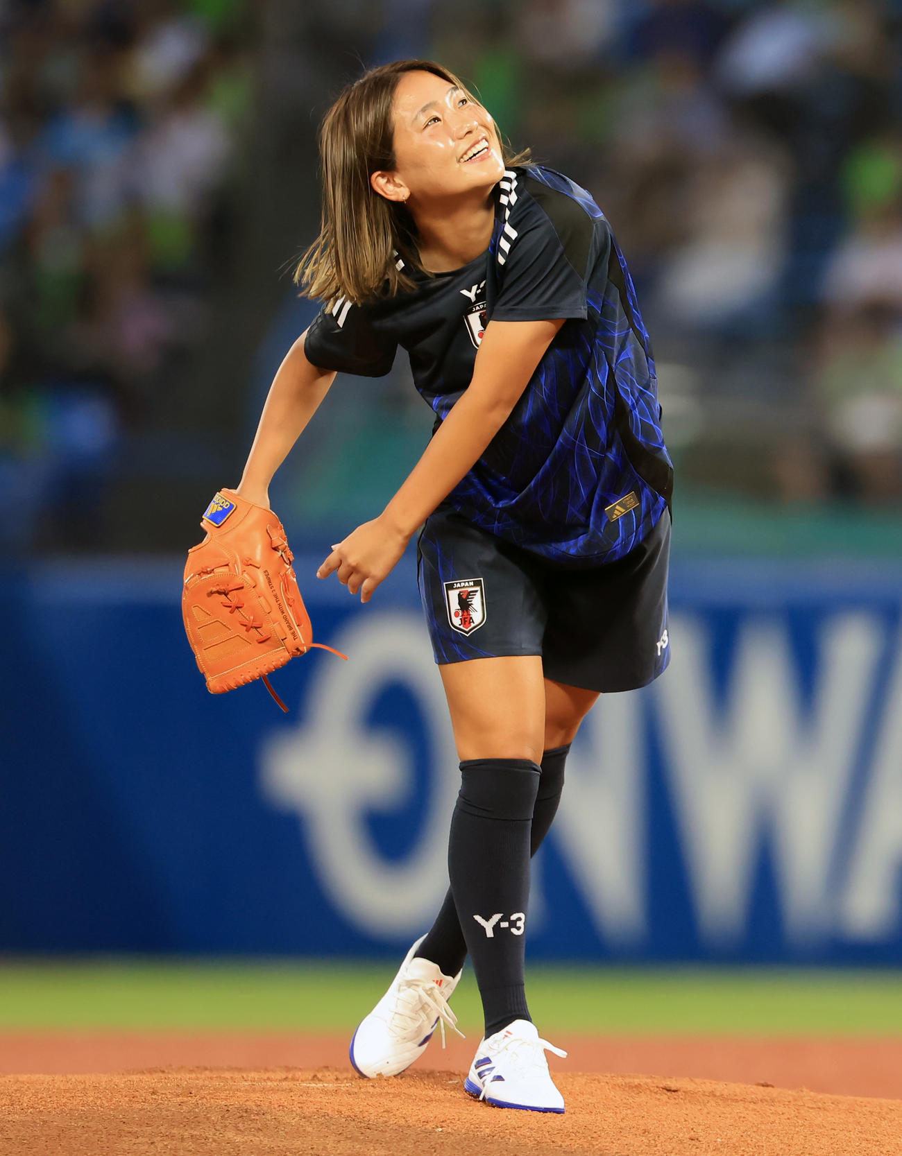ヤクルト対巨人　ファーストピッチに登場した長野風花（撮影・浅見桂子）
