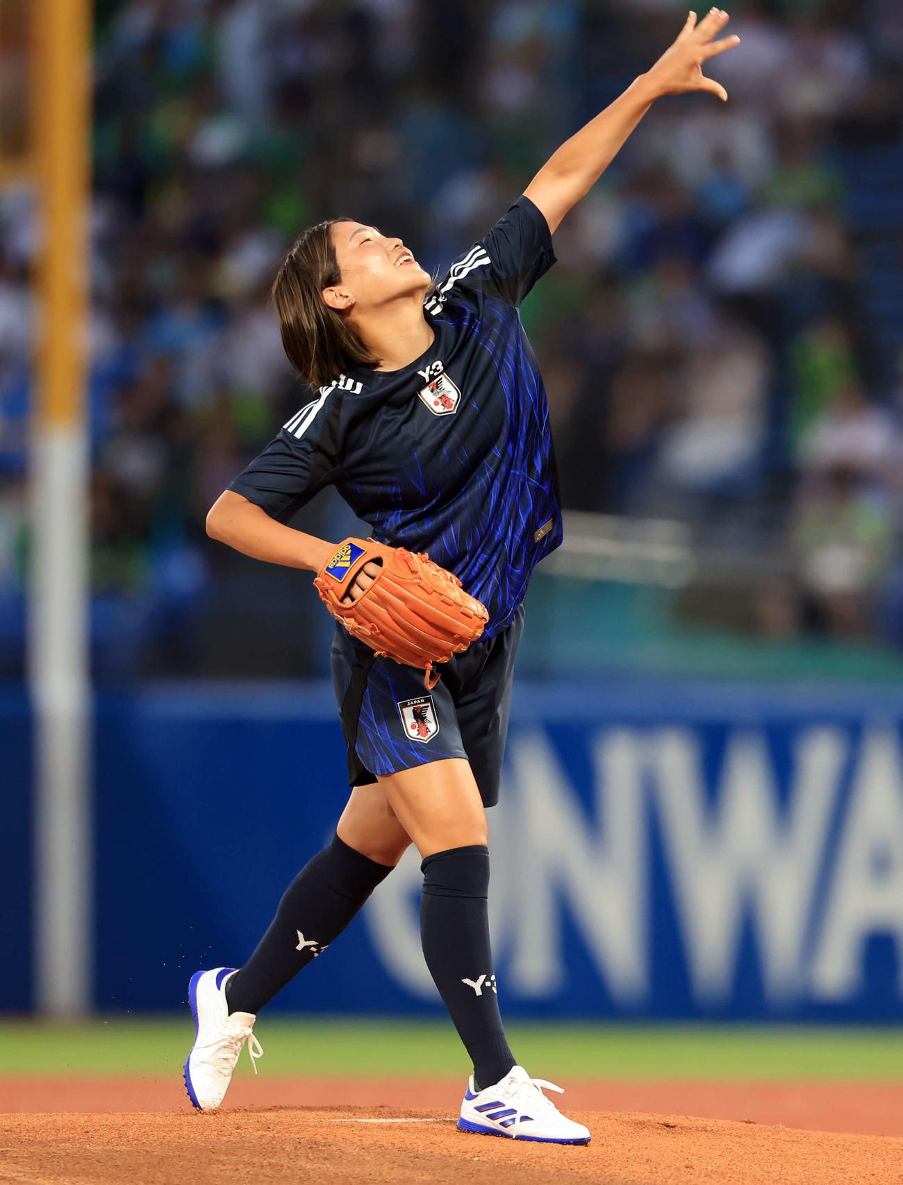 ヤクルト対巨人　ファーストピッチに登場した長野風花（撮影・浅見桂子）