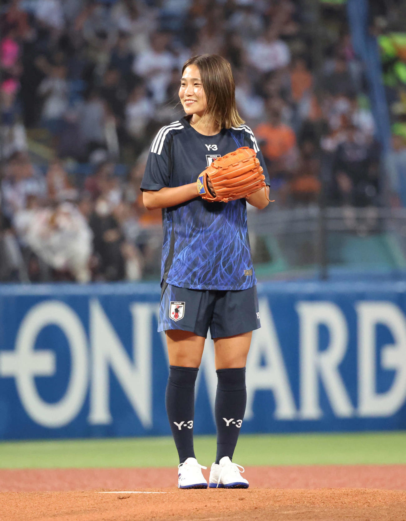 ファーストピッチセレモニーをするサッカー女子日本代表の長野風花（撮影・丹羽敏通）