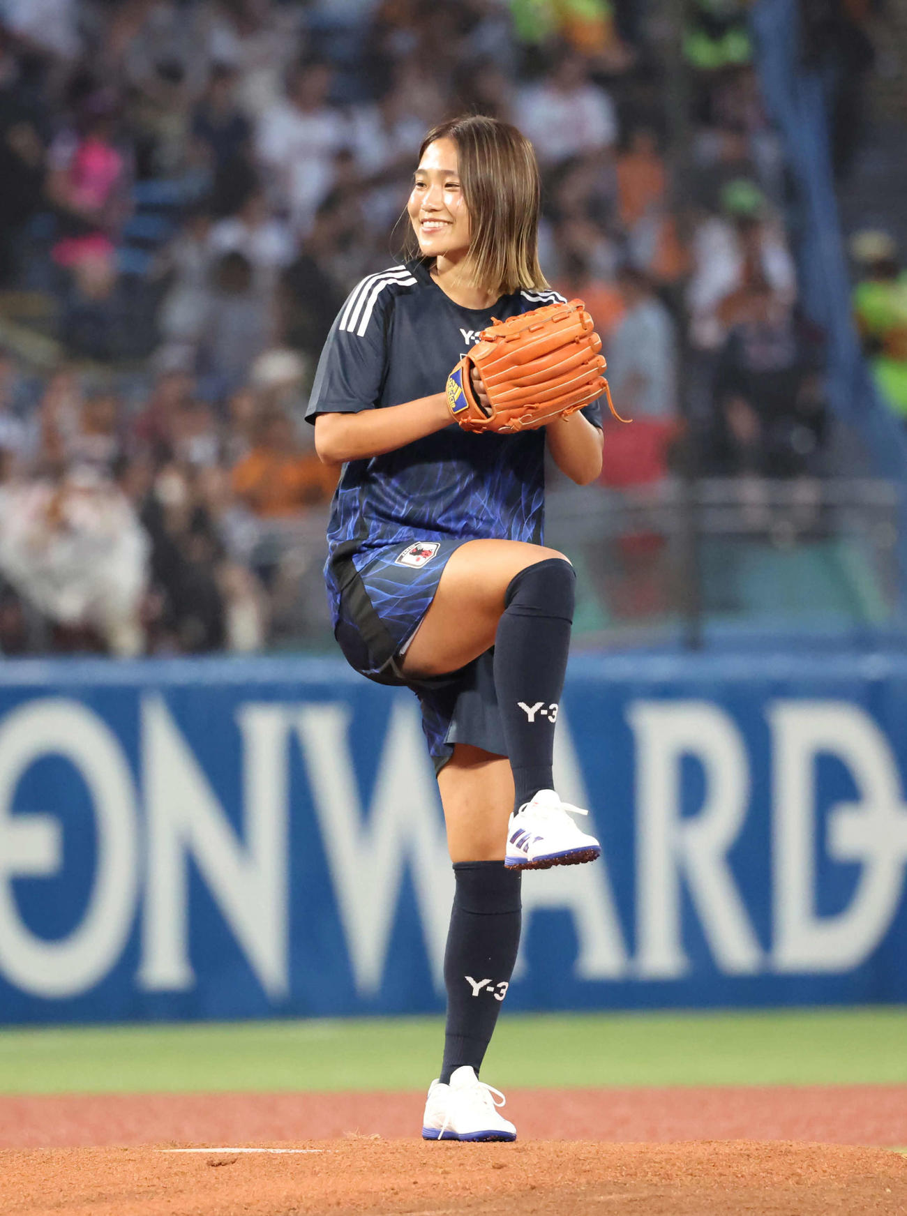 ファーストピッチセレモニーをするサッカー女子日本代表の長野風花（撮影・丹羽敏通）
