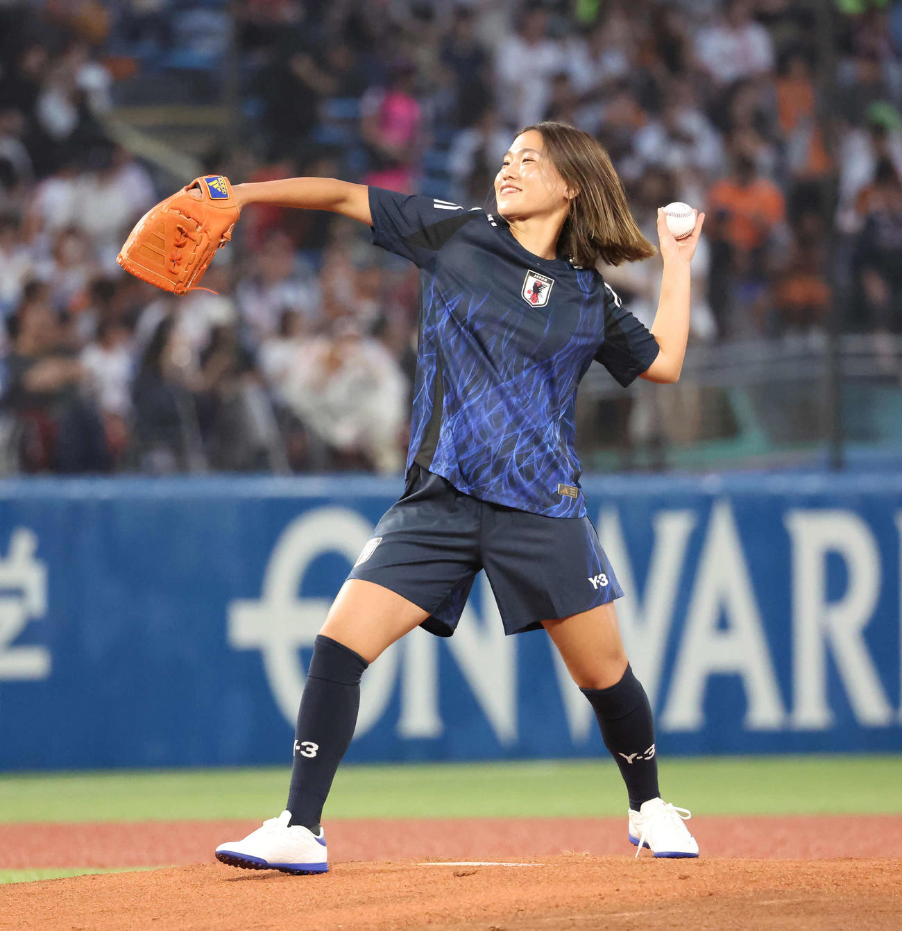 ファーストピッチセレモニーをするサッカー女子日本代表の長野風花（撮影・丹羽敏通）