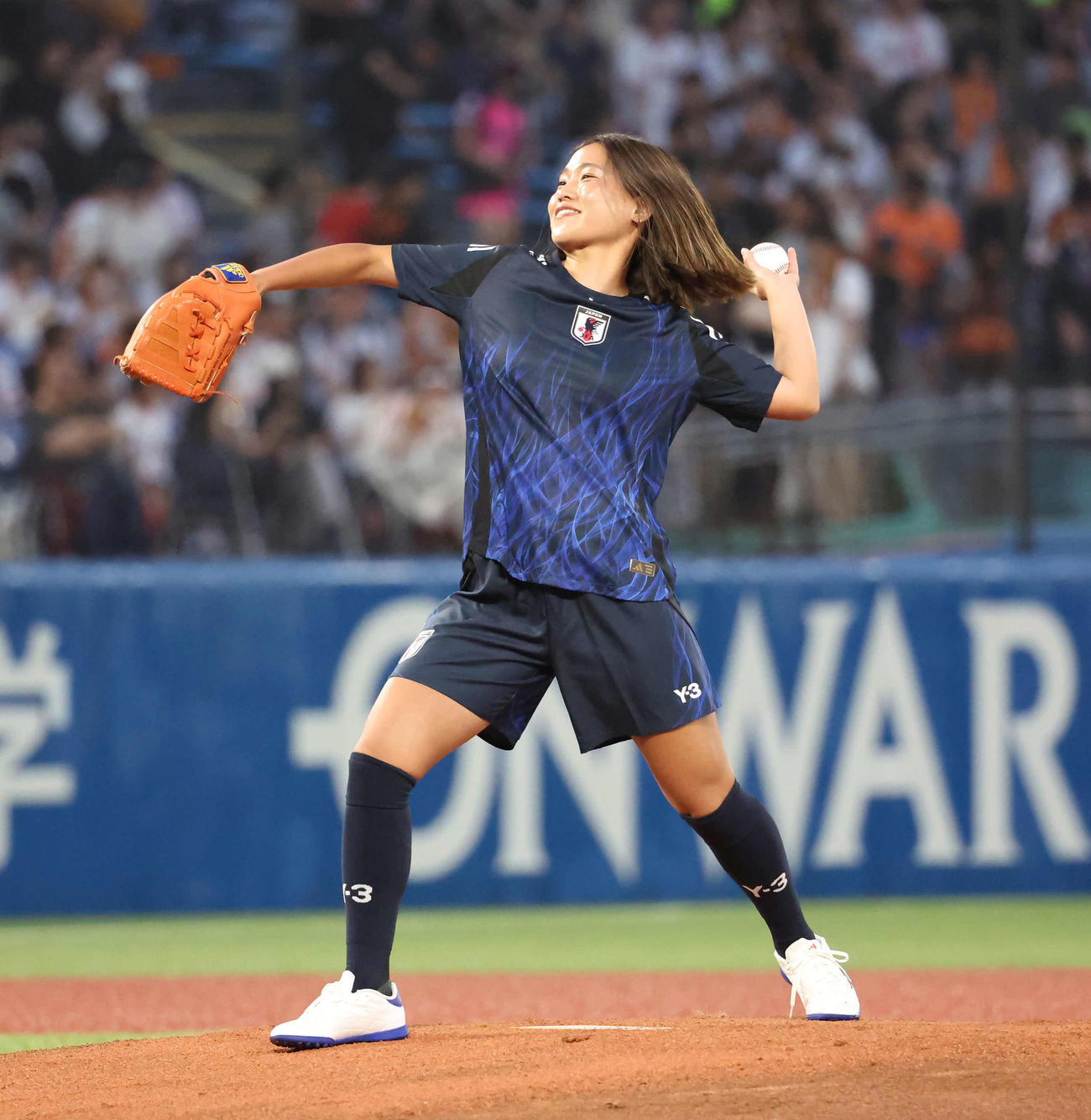 ファーストピッチセレモニーをするサッカー女子日本代表の長野風花（撮影・丹羽敏通）