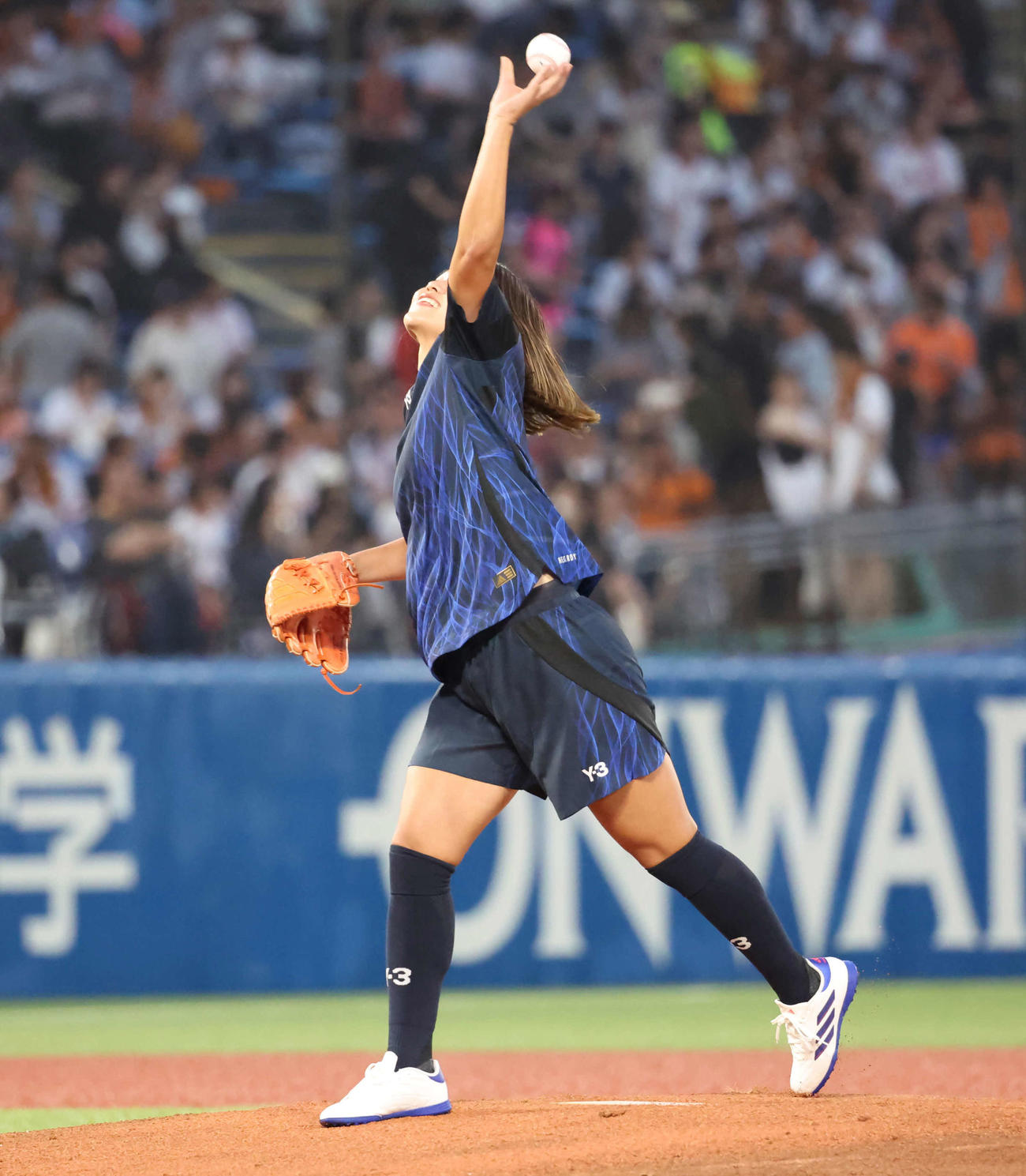 ファーストピッチセレモニーをするサッカー女子日本代表の長野風花（撮影・丹羽敏通）