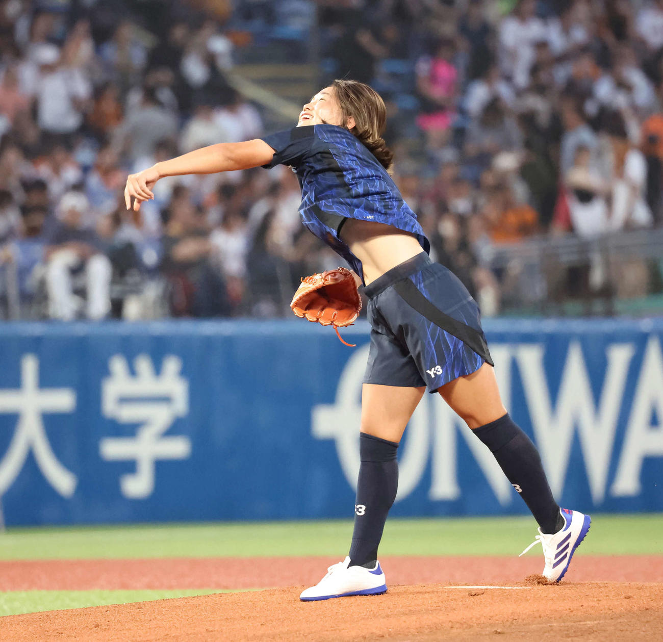 ファーストピッチセレモニーをするサッカー女子日本代表の長野風花（撮影・丹羽敏通）