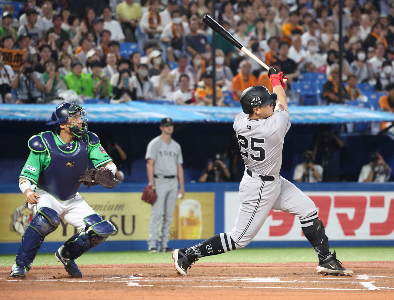 ヤクルト対巨人　1回表巨人2死一塁、岡本は左中間に先制2点本塁打を放つ（撮影・丹羽敏通）
