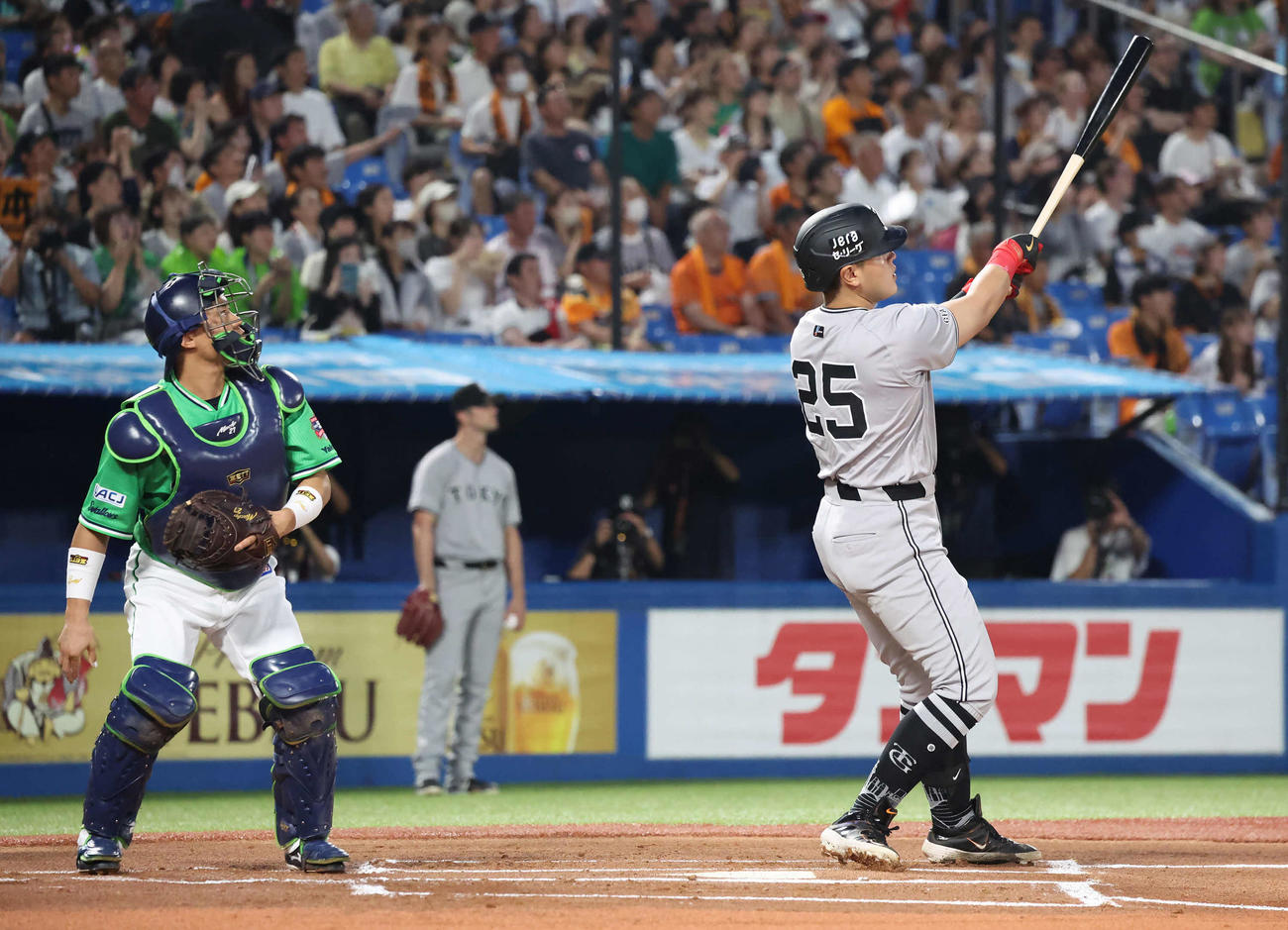 ヤクルト対巨人　1回表巨人2死一塁、岡本は左中間に先制2点本塁打を放つ（撮影・丹羽敏通）