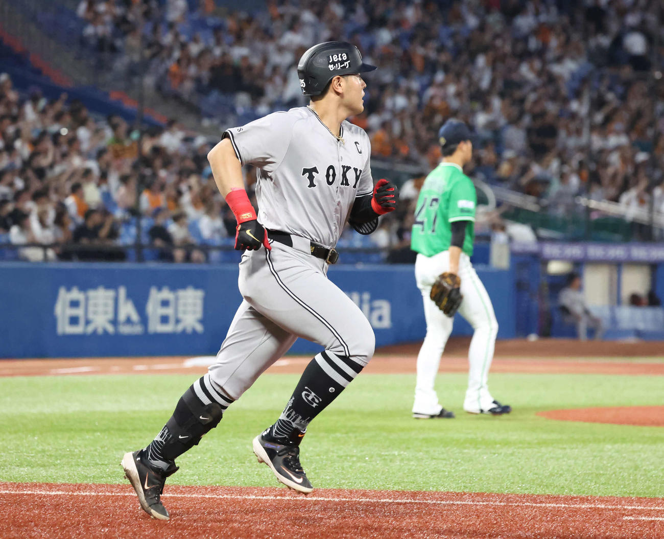 ヤクルト対巨人　1回表巨人2死一塁、岡本は高橋から左中間に先制2点本塁打を放つ（撮影・丹羽敏通）