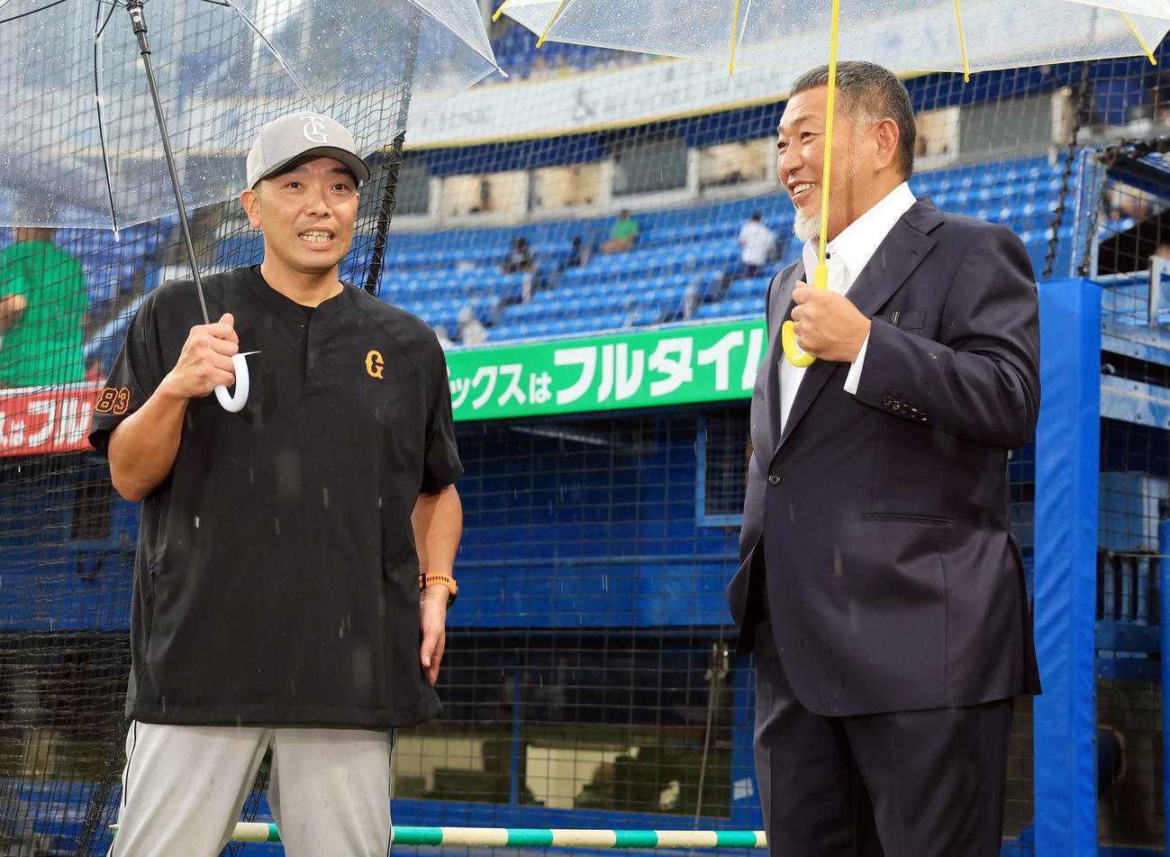 ヤクルト対巨人　試合前練習中、視察に訪れた清原和博氏（右）と話す巨人阿部監督（撮影・浅見桂子）