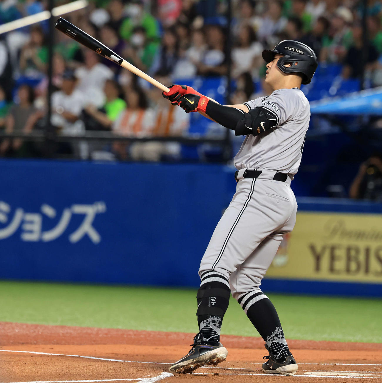 ヤクルト対巨人　1回表巨人2死一塁、岡本和は中越え2点本塁打を放つ（撮影・浅見桂子）