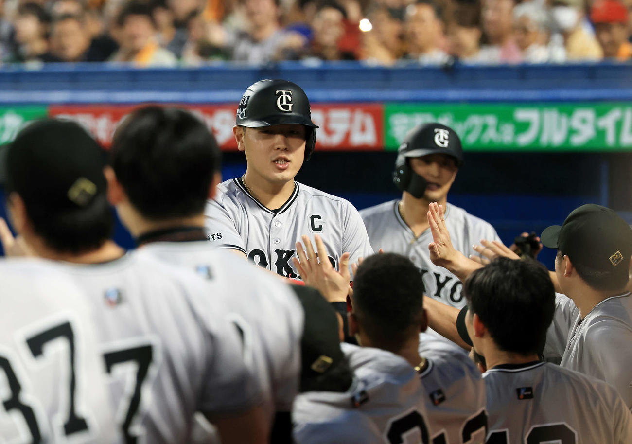ヤクルト対巨人　1回表巨人2死一塁、岡本和は中越え2点本塁打を放ちナインとハイタッチ（撮影・浅見桂子）