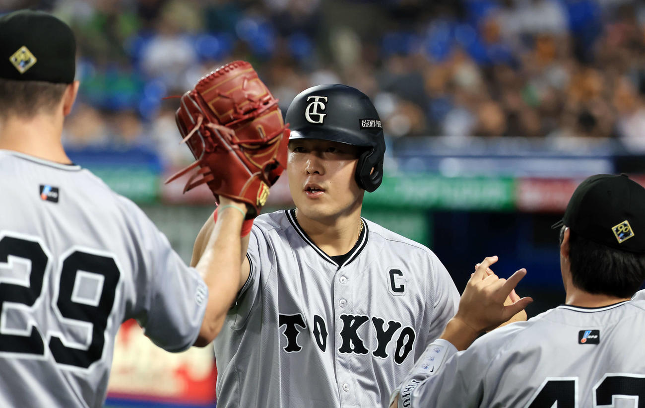 ヤクルト対巨人　1回表巨人2死一塁、岡本和は中越え2点本塁打を放ちナインとハイタッチ（撮影・浅見桂子）