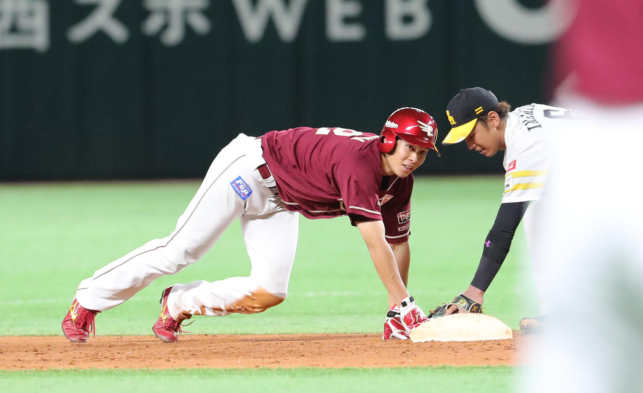 ソフトバンク対楽天　8回裏ソフトバンク2死一塁、村林の打席でプロ初盗塁を決める中島（撮影・鬼束羽瑠菜）