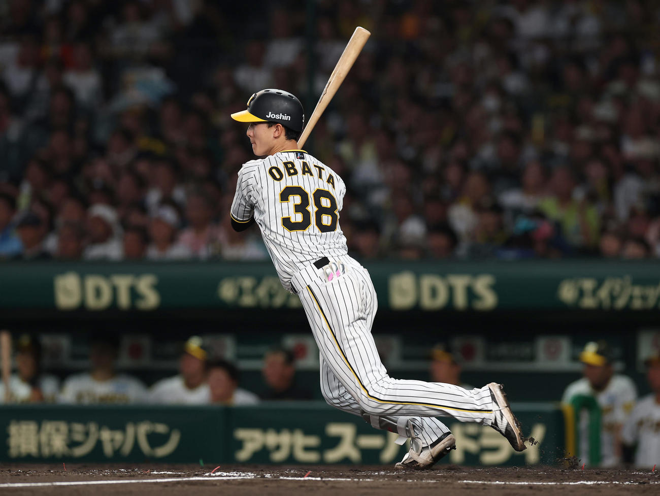 阪神対DeNA 5回裏阪神1死三塁、同点の右前適時打を放つ小幡（撮影・前田充）