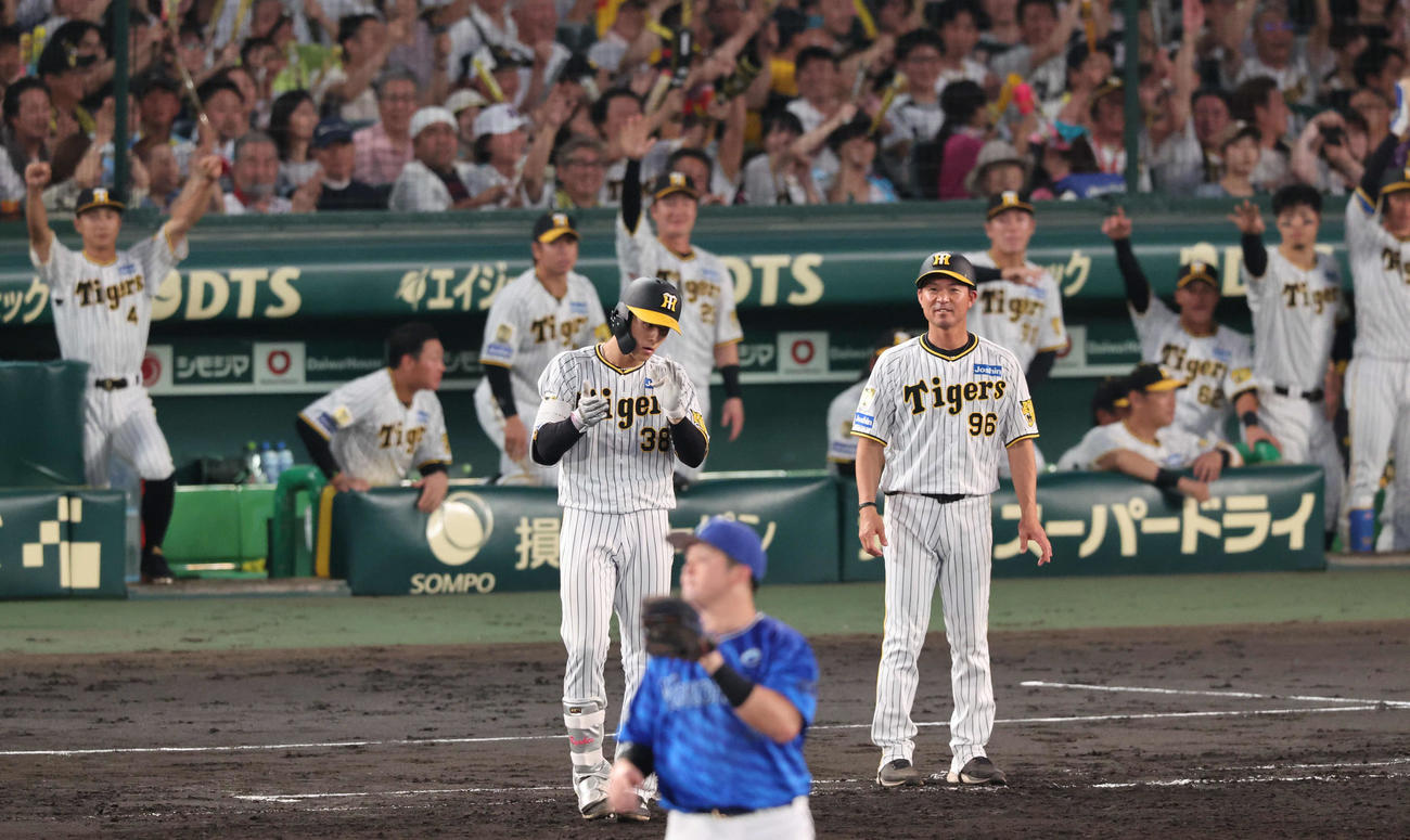 阪神対DeNA 5回裏阪神1死三塁、小幡は右前同点適時打を放ち、手をたたく（撮影・宮崎幸一）