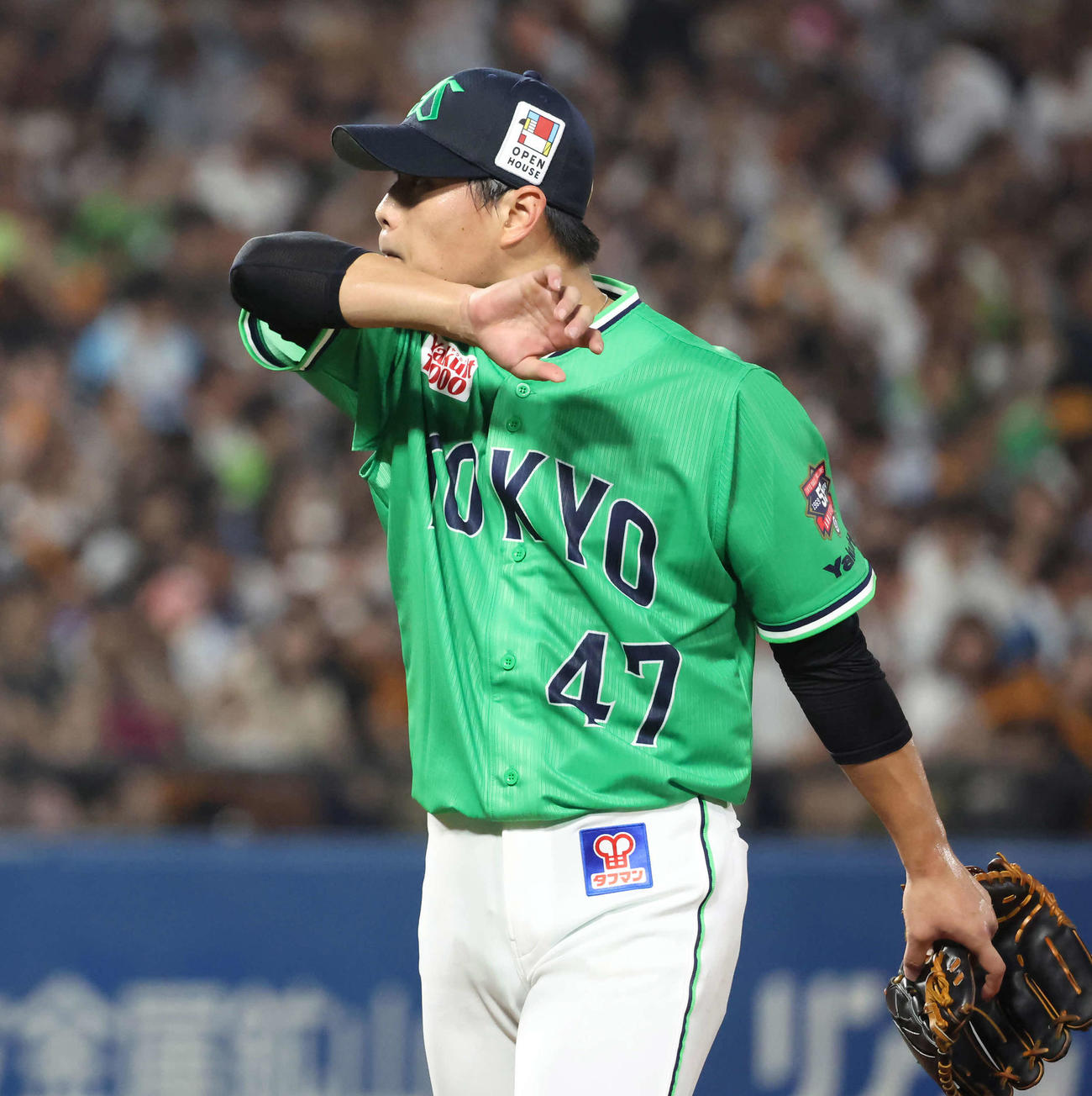 ヤクルト対巨人　初回2点を失ってベンチへ戻るヤクルト先発高橋（撮影・丹羽敏通）