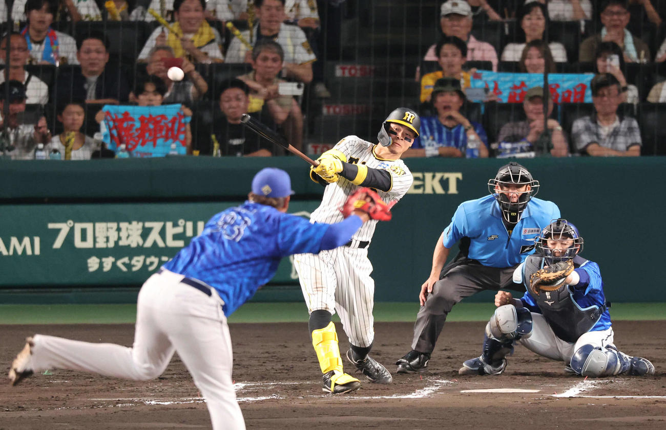 阪神対DeNA 6回裏阪神2死一、三塁、佐藤輝は右前勝ち越し適時打を放つ（撮影・宮崎幸一）