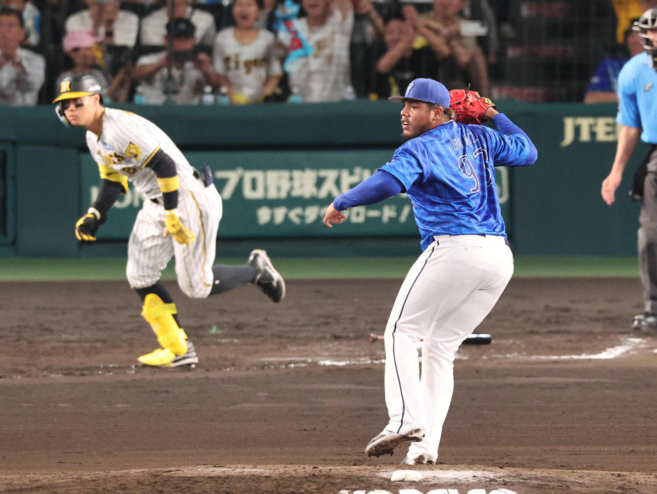 阪神対DeNA 6回裏阪神2死一、三塁、ディアスは佐藤輝に右前勝ち越し適時打を浴びる（撮影・宮崎幸一）
