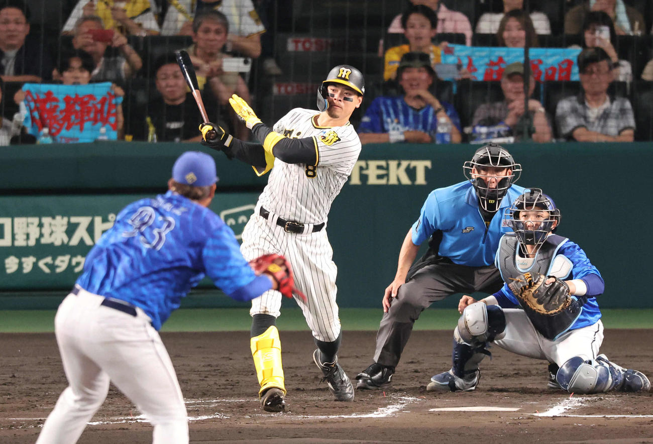 阪神対DeNA 6回裏阪神2死一、三塁、佐藤輝は右前勝ち越し適時打を放つ（撮影・宮崎幸一）
