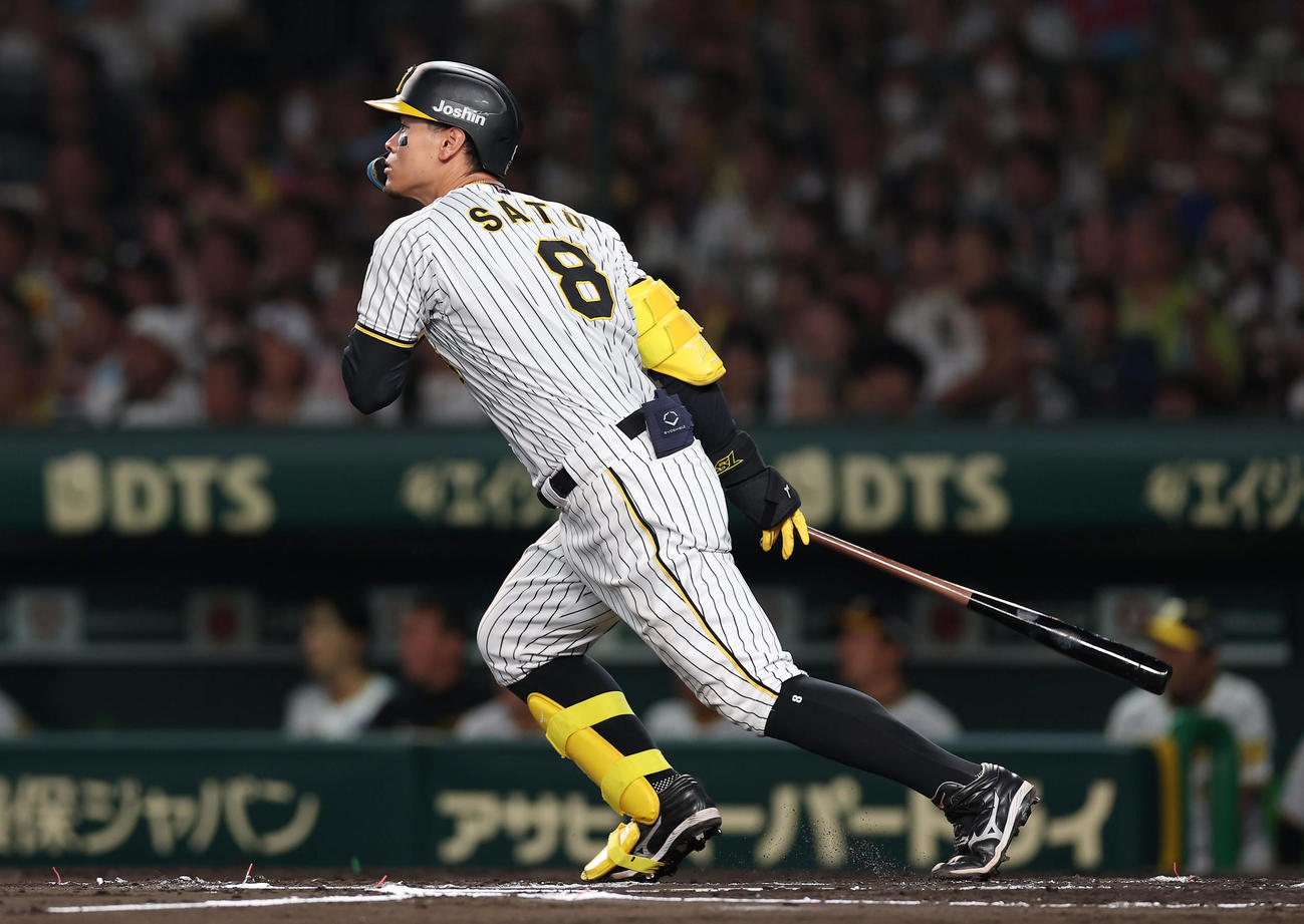 阪神対DeNA 6回裏阪神2死一、三塁、勝ち越しの右前適時打を放つ佐藤輝（撮影・前田充）