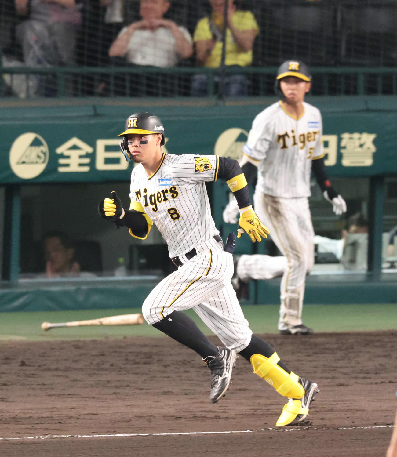 阪神対DeNA 6回裏阪神2死一、三塁、佐藤輝は右前勝ち越し適時打を放つ（撮影・宮崎幸一）