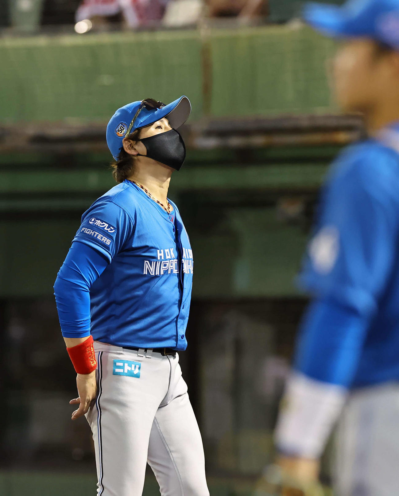 オリックス対日本ハム　選手交代を告げベンチに引き揚げる新庄監督（撮影・上田博志）