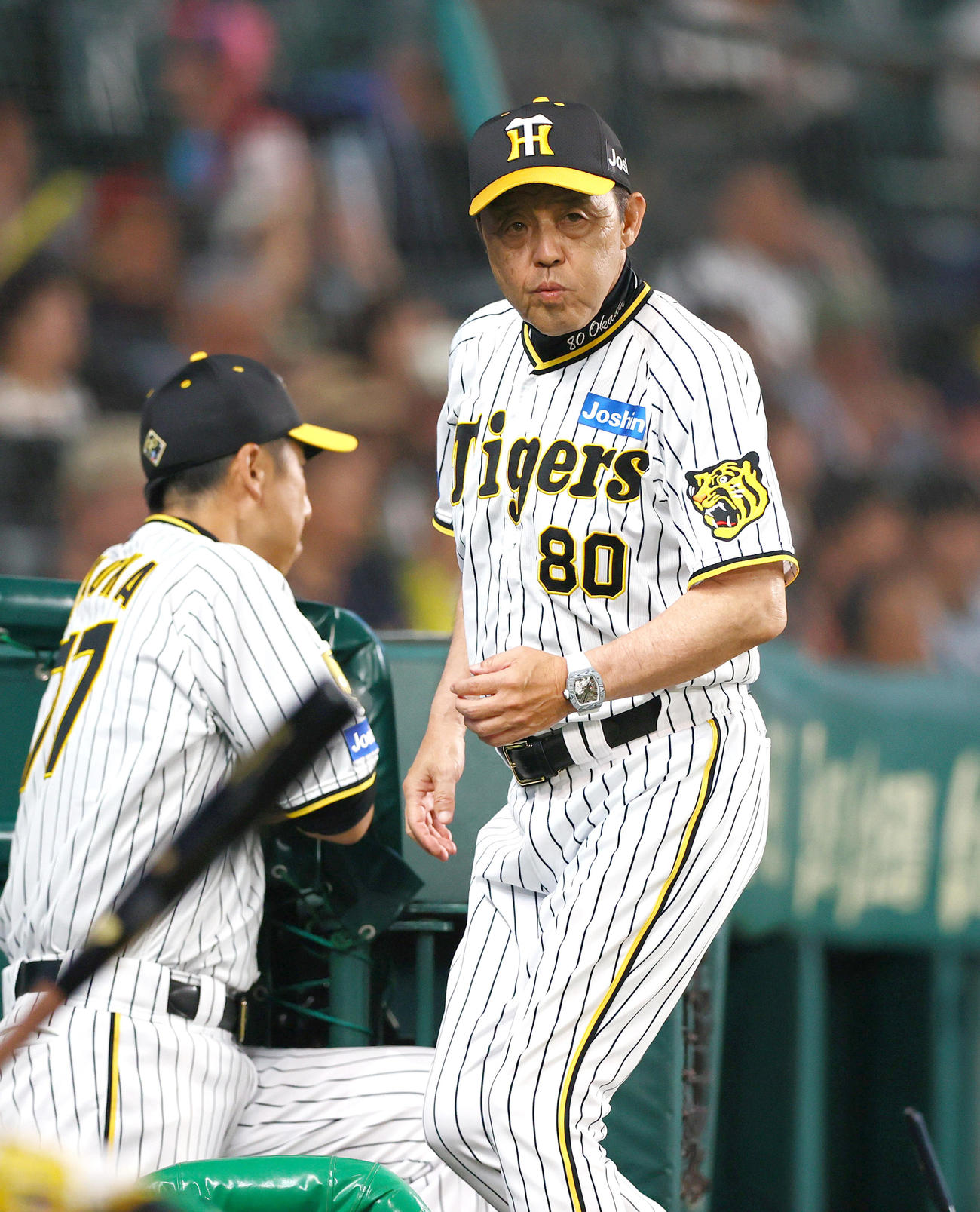 阪神対DeNA 8回裏阪神1死一塁、岡田監督（右）は代走植田を告げベンチへ戻る（撮影・上山淳一）