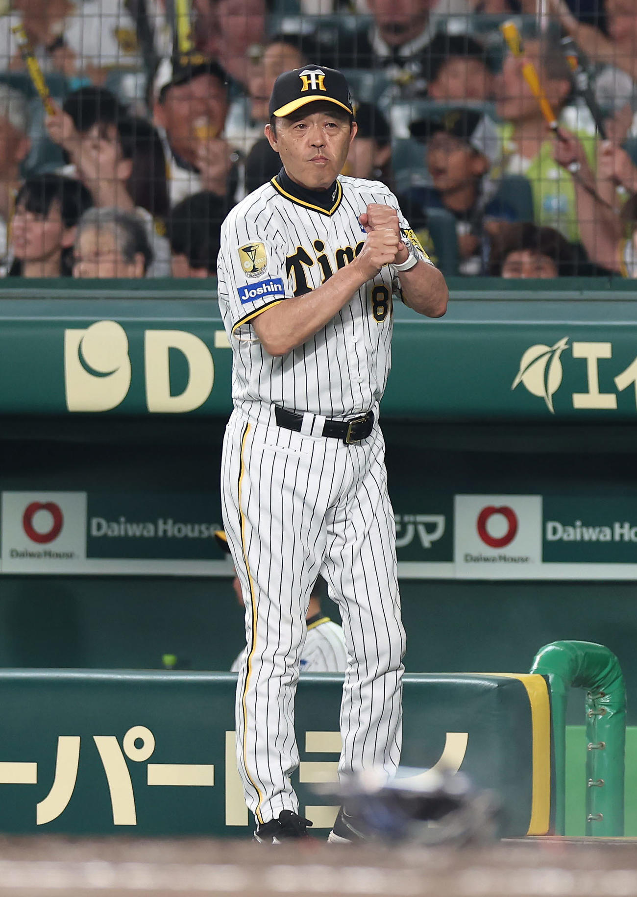 阪神対DeNA 7回裏阪神1死二塁、伊藤将に代打を送る岡田監督（撮影・前田充）