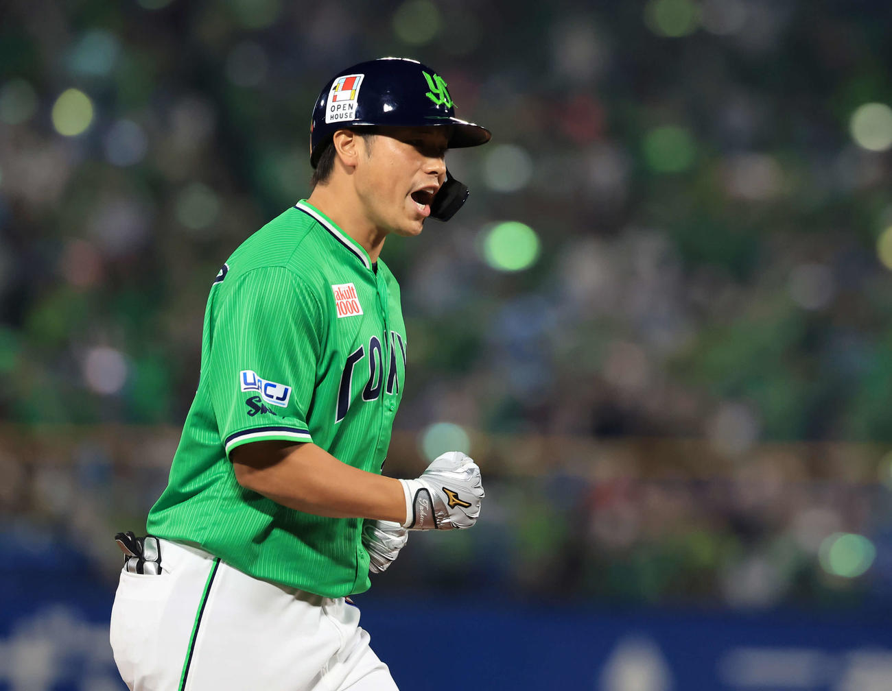 ヤクルト対巨人　6回裏ヤクルト無死、北村拓はソロ本塁打を放ち三塁を回りながら雄たけびを上げる（撮影・浅見桂子）