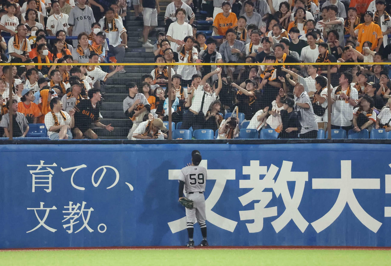 ヤクルト対巨人　6回裏ヤクルト無死、代打北村拓の本塁打の打球を素手でキャッチする巨人ファン（撮影・丹羽敏通）