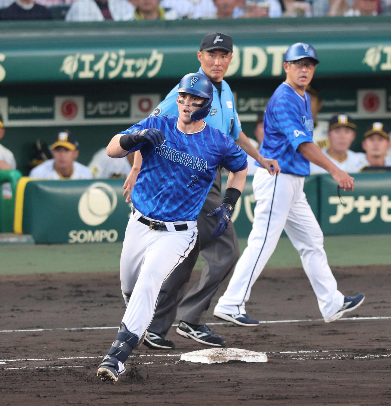 阪神対DeNA 4回表DeNA1死、オースティンは中越え先制本塁打を放ち、小さくガッツポーズ（撮影・宮崎幸一）