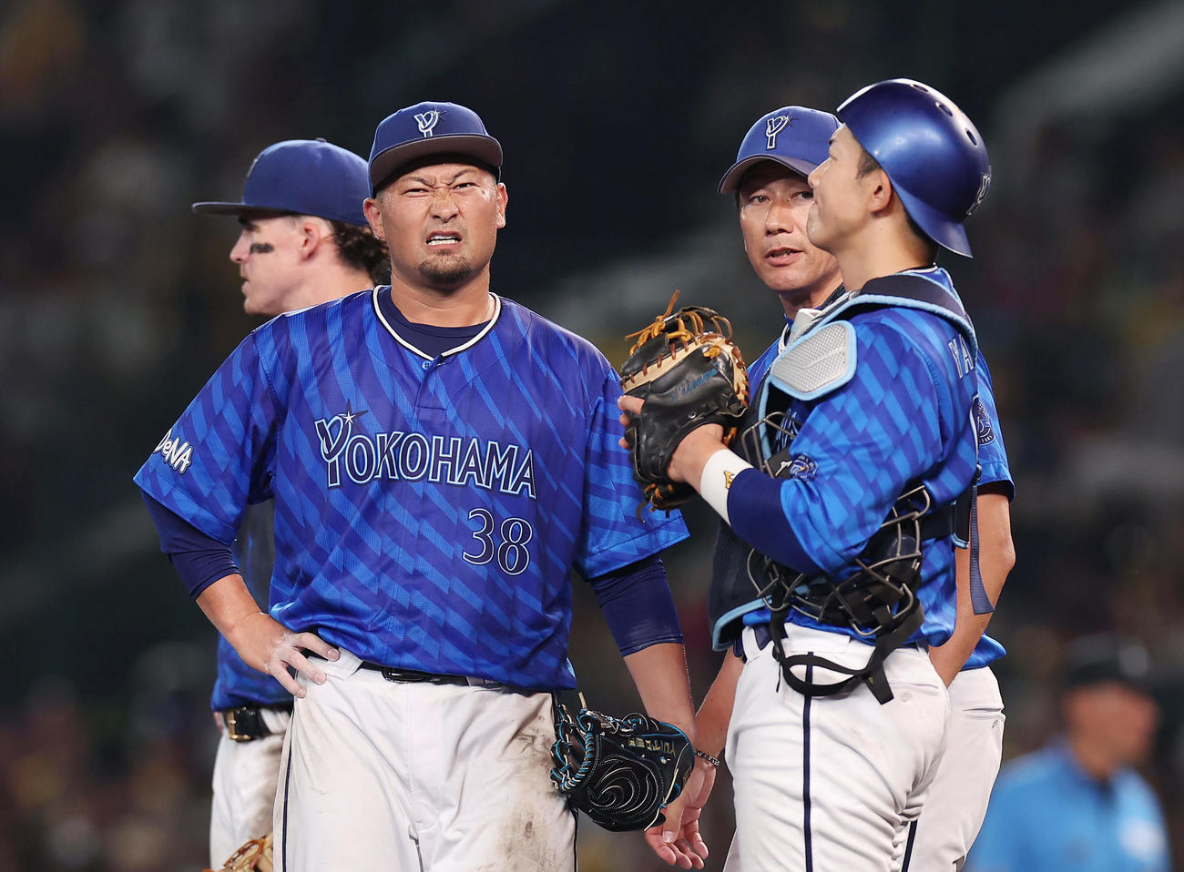 阪神対DeNA 6回裏阪神2死一塁、大山に左前打を浴びたところで降板となる森唯（左から2人目）。同3人目は三浦監督（撮影・前田充）