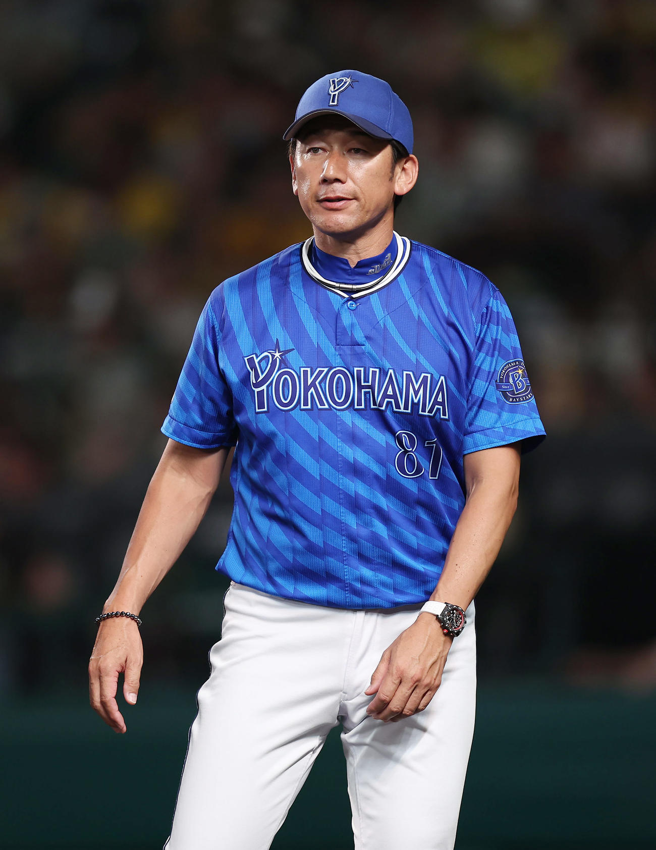阪神対DeNA 7回表を終え、選手交代を告げるDeNA三浦監督（撮影・前田充）