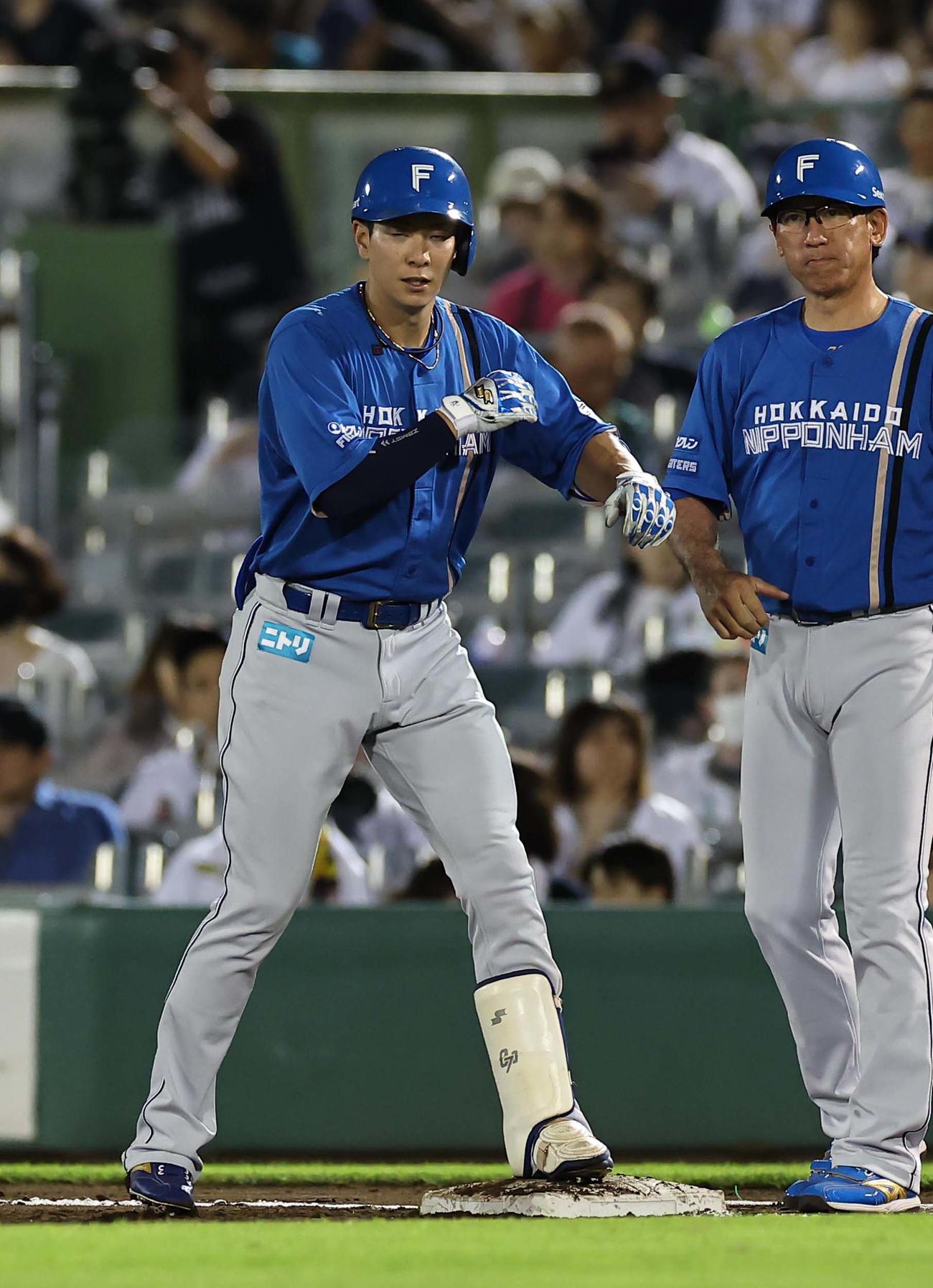 オリックス対日本ハム　7回表日本ハム無死、松本剛は右前打を放つ（撮影・上田博志）