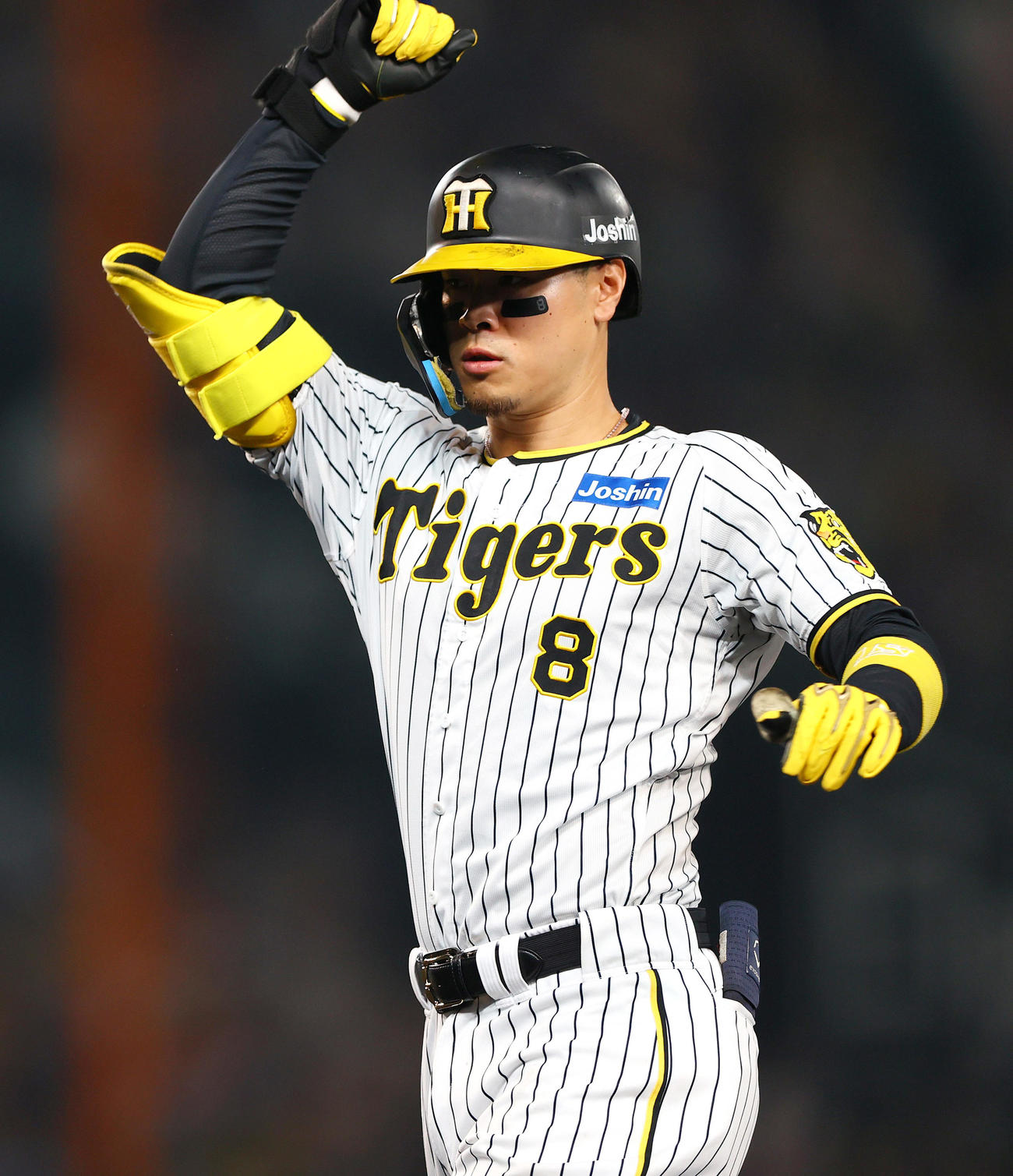 阪神対DeNA 6回裏阪神2死一、三塁、佐藤輝は右前適時打を放ちベンチに向かってポーズを決める（撮影・上山淳一）